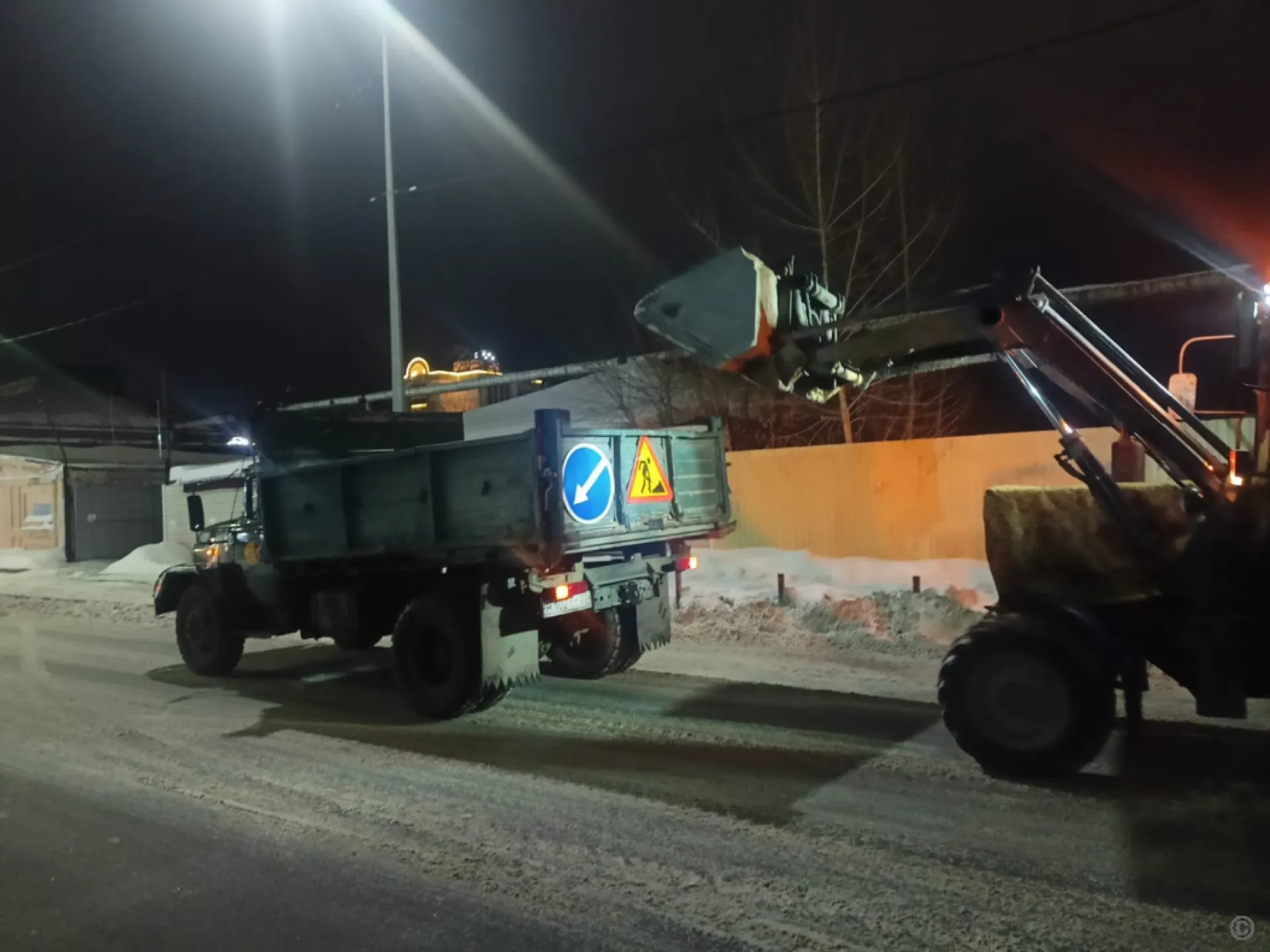 Дорожная служба проводит работы по очистке улично-дорожной сети Барнаула