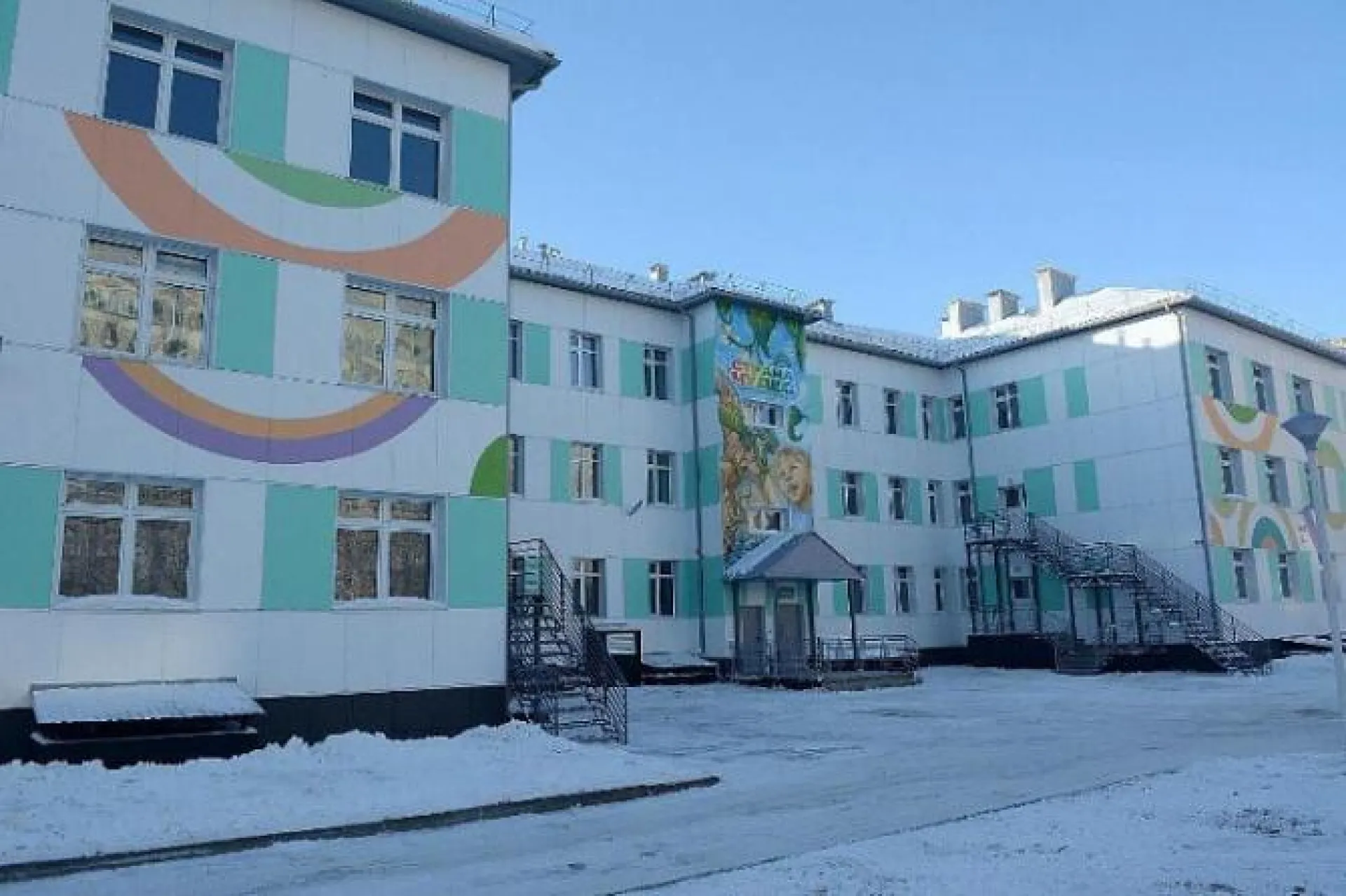 Дворник погиб при уборке снега в детском саду Барнаула