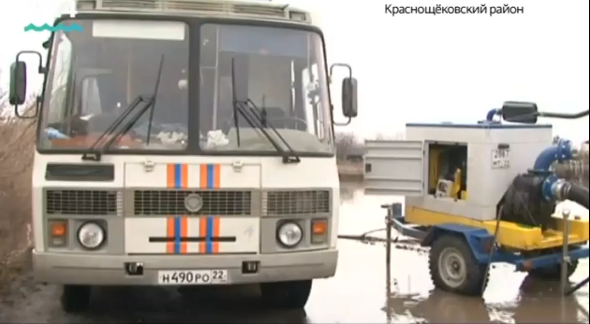 Сотрудники МЧС устраняют последствия паводка в Краснощековском районе