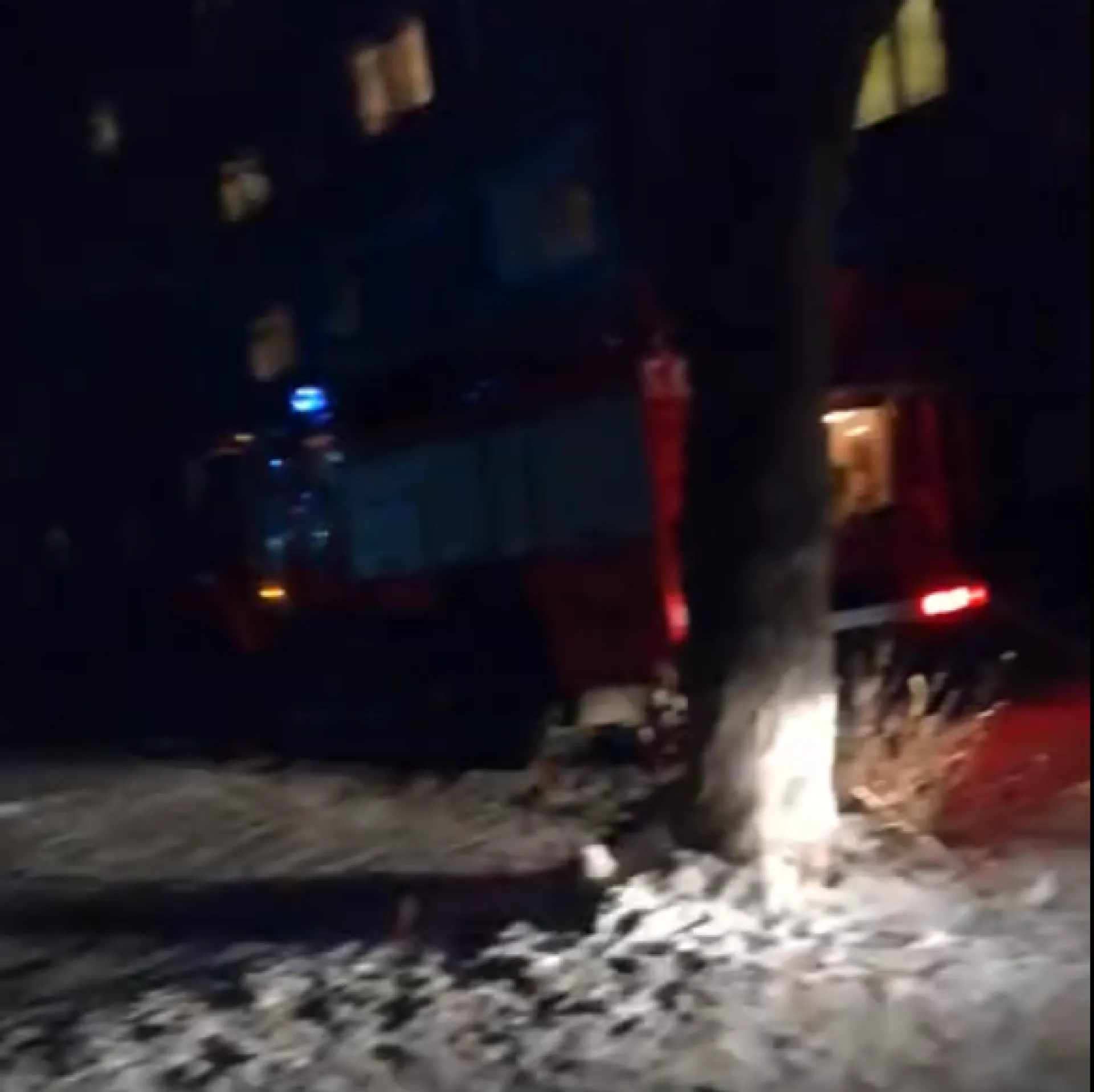Очевидцы: 3 человека пострадали при пожаре в Барнауле Очевидцы: 3 человека пострадали при пожаре в Барнауле