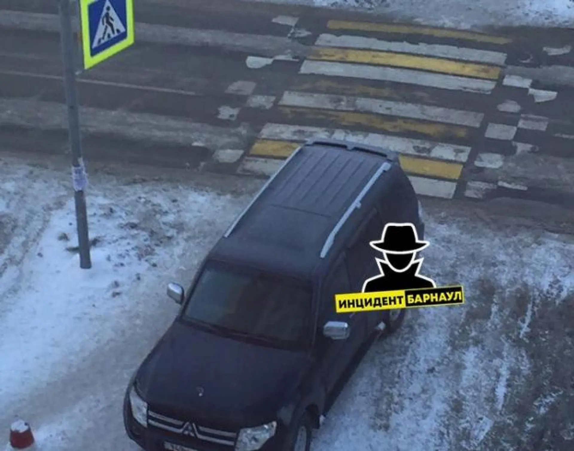 Жители Барнаула вызвали эвакуатор для джипа, стоявшего на пешеходном переходе