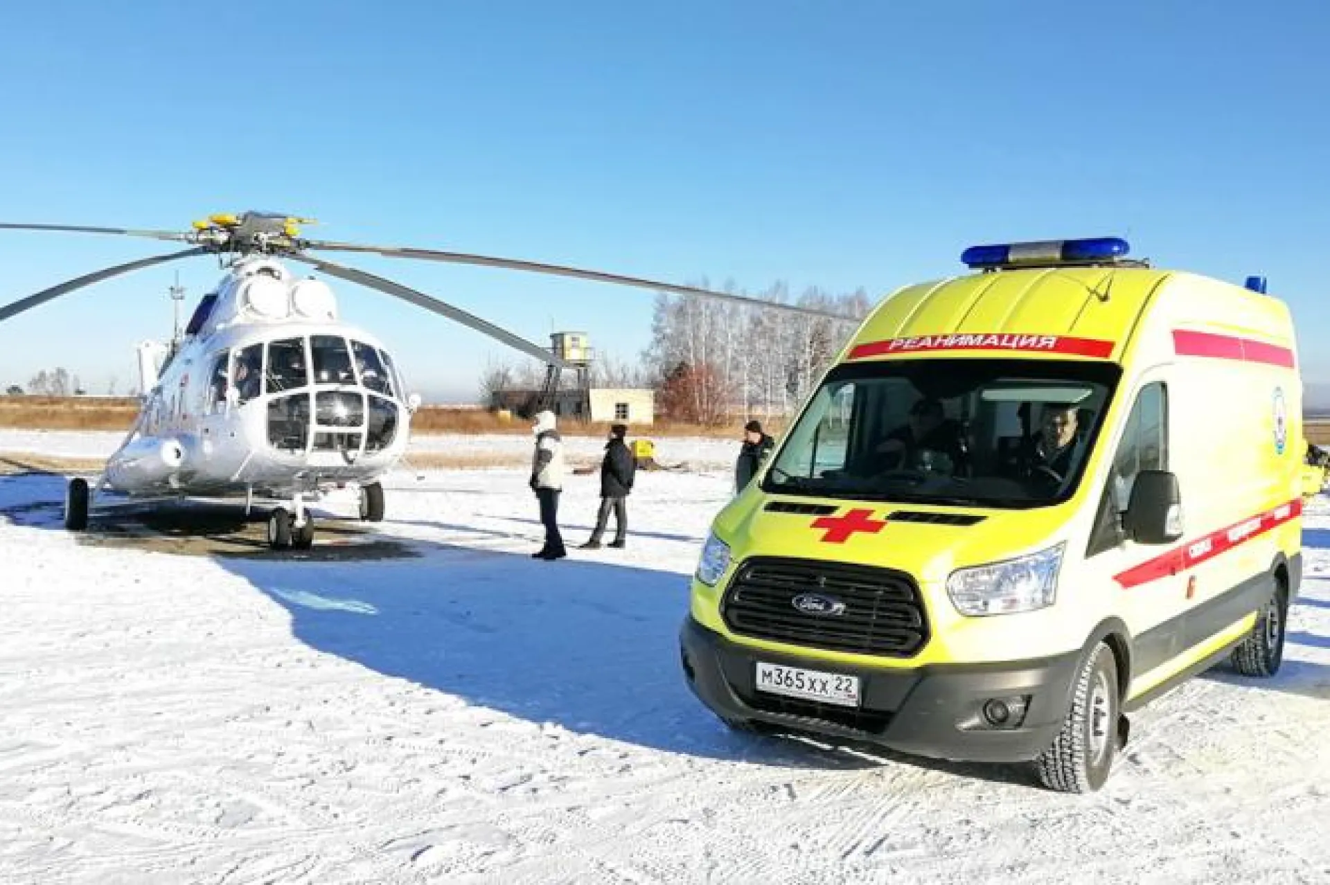 Санитарная авиация эвакуировала двух тяжелобольных в барнаульскую больницу