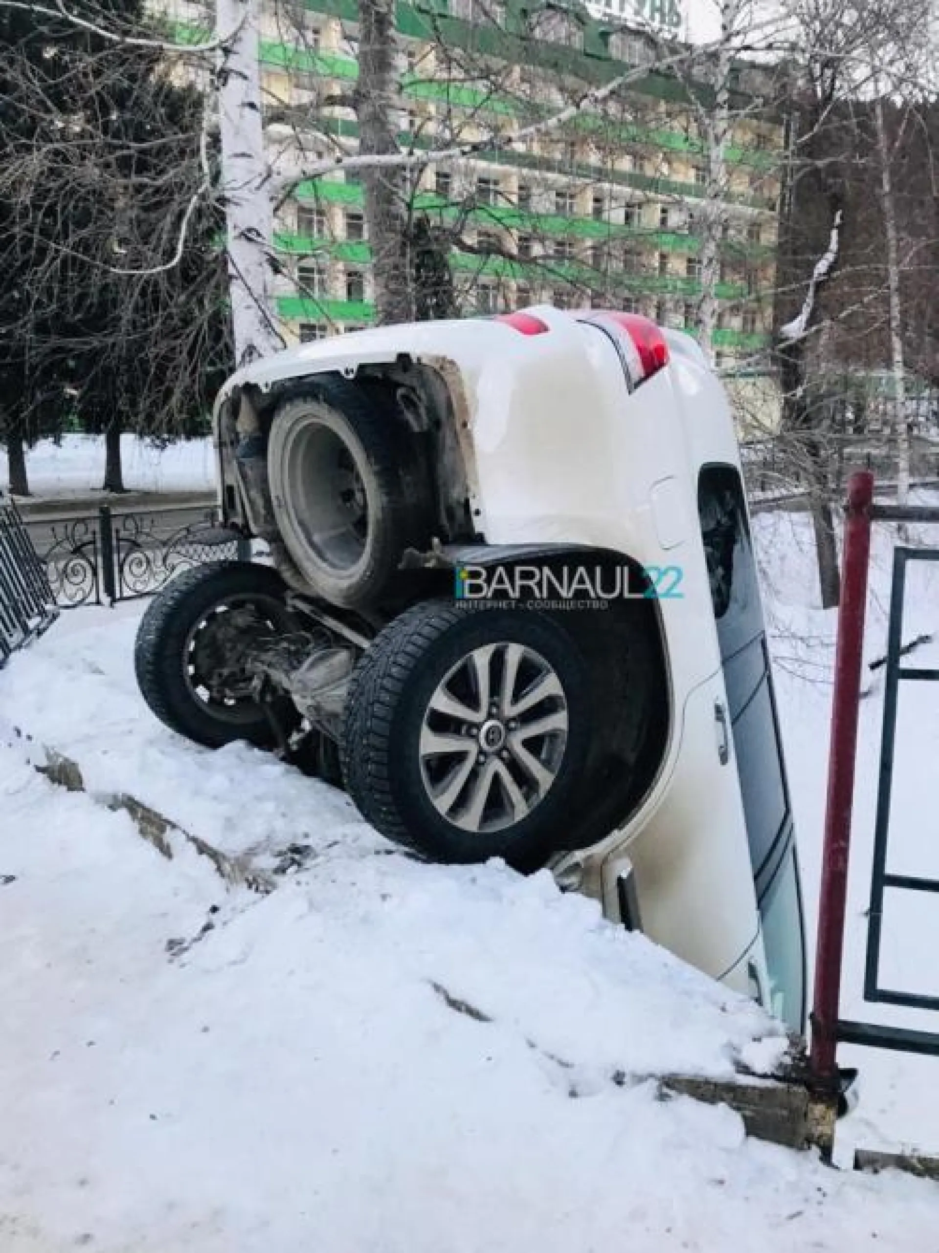 Фото: автомобиль  съехал с моста в Алтайском крае