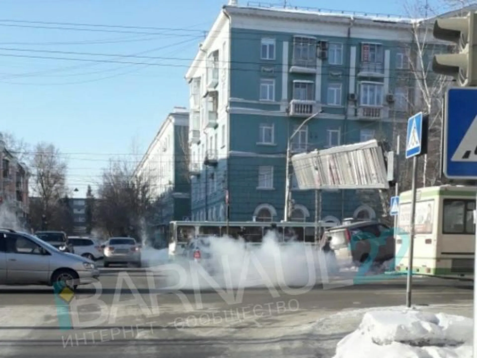 Фото: автомобиль сбил рекламную конструкцию в центре Барнаула