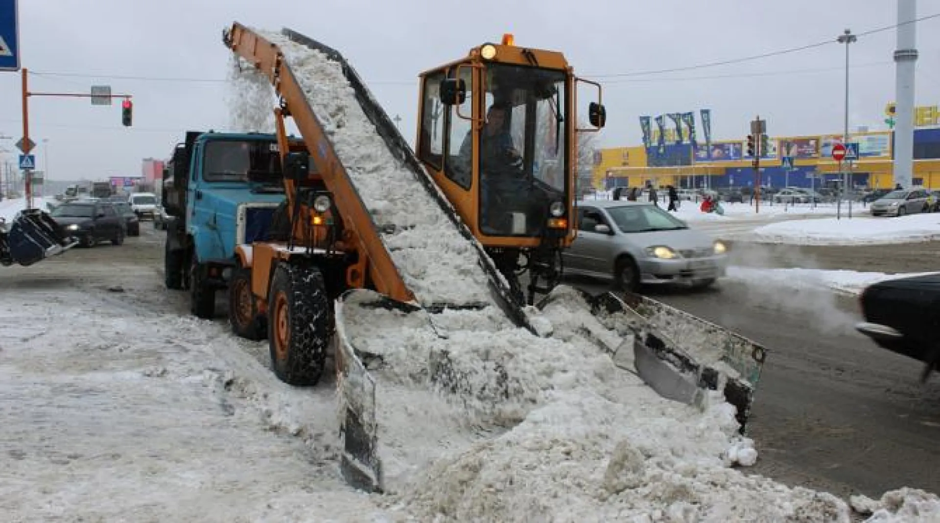 Более 2 тысяч кубометров снега вывезли из Барнаула в ночь 