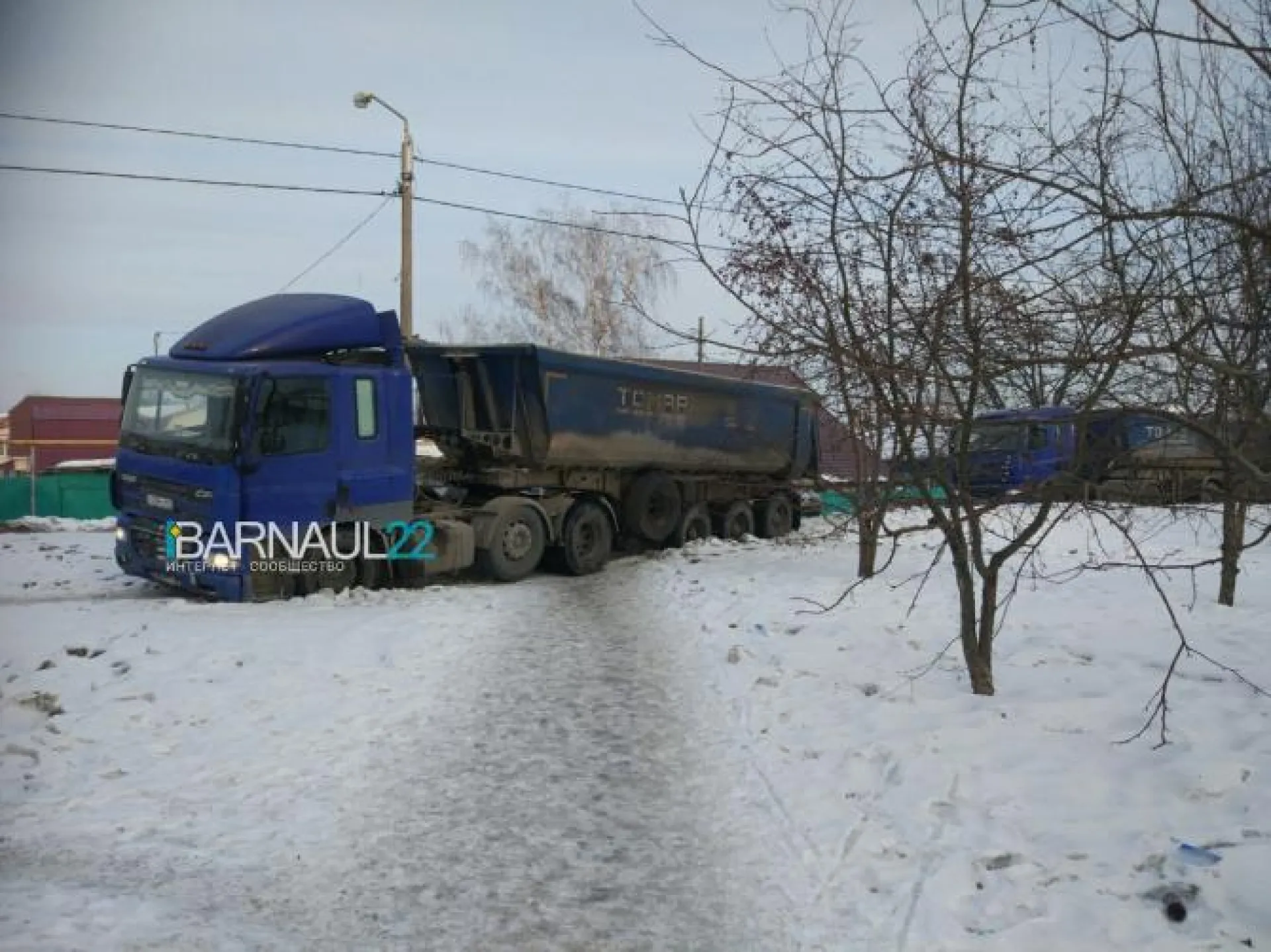 Фура съехала с проезжей части в Барнауле