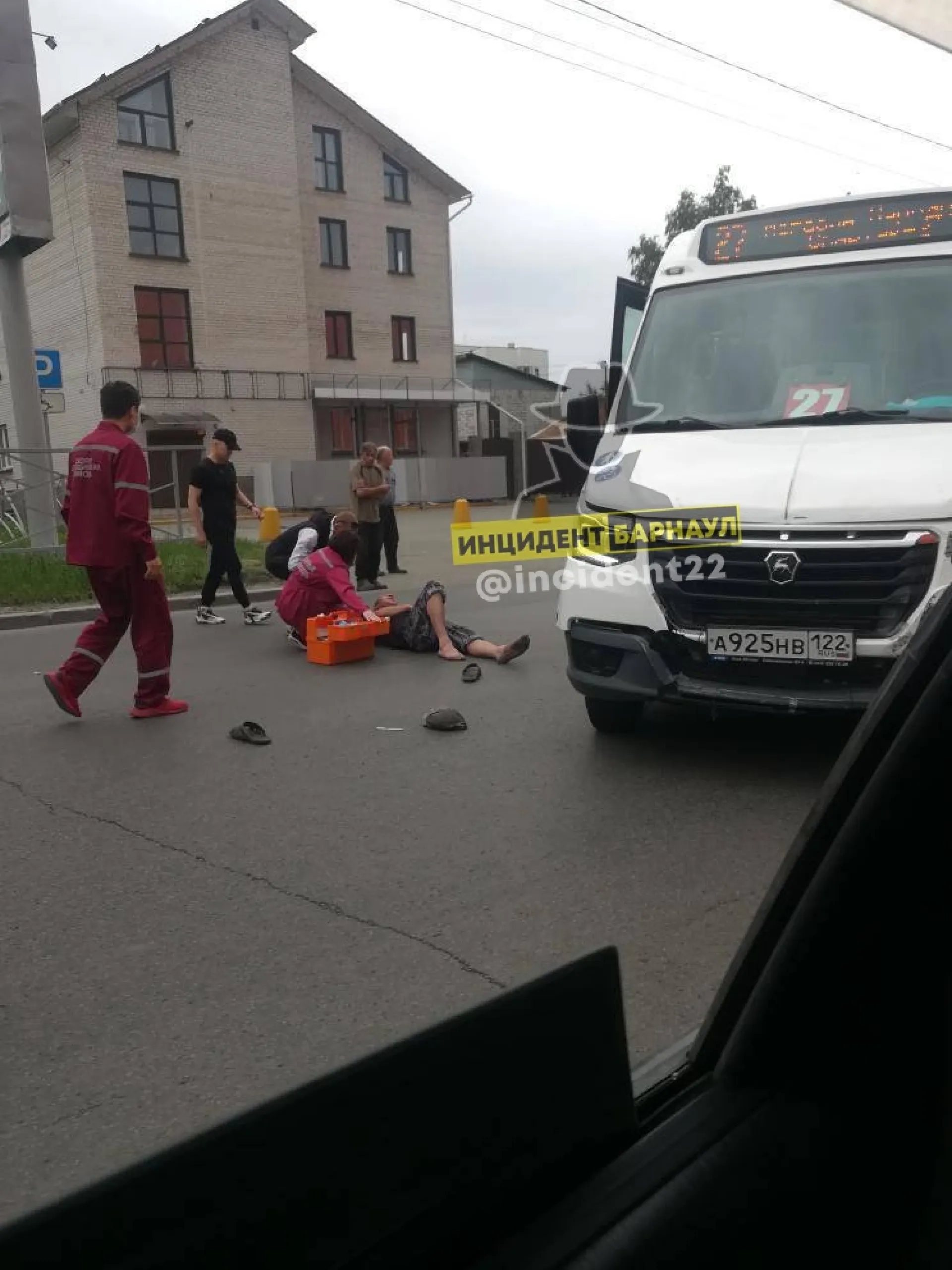 Маршрутка сбила мужчину, перебегавшего дорогу в Барнауле
