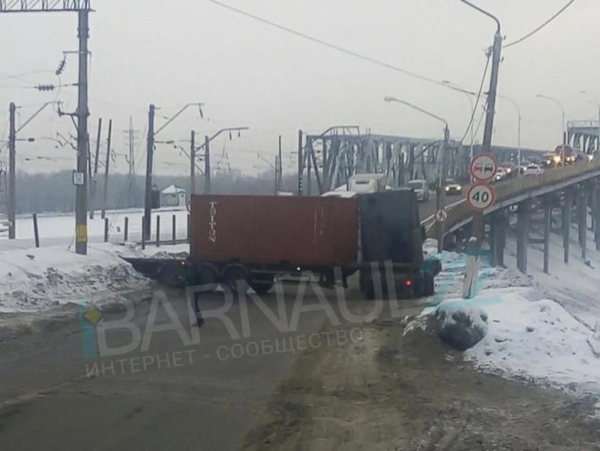 Фото: большегруз перекрыл дорогу в Барнауле