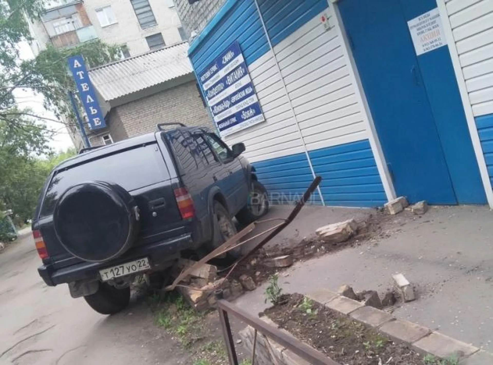 Барнаулец на внедорожнике протаранил ограждение 