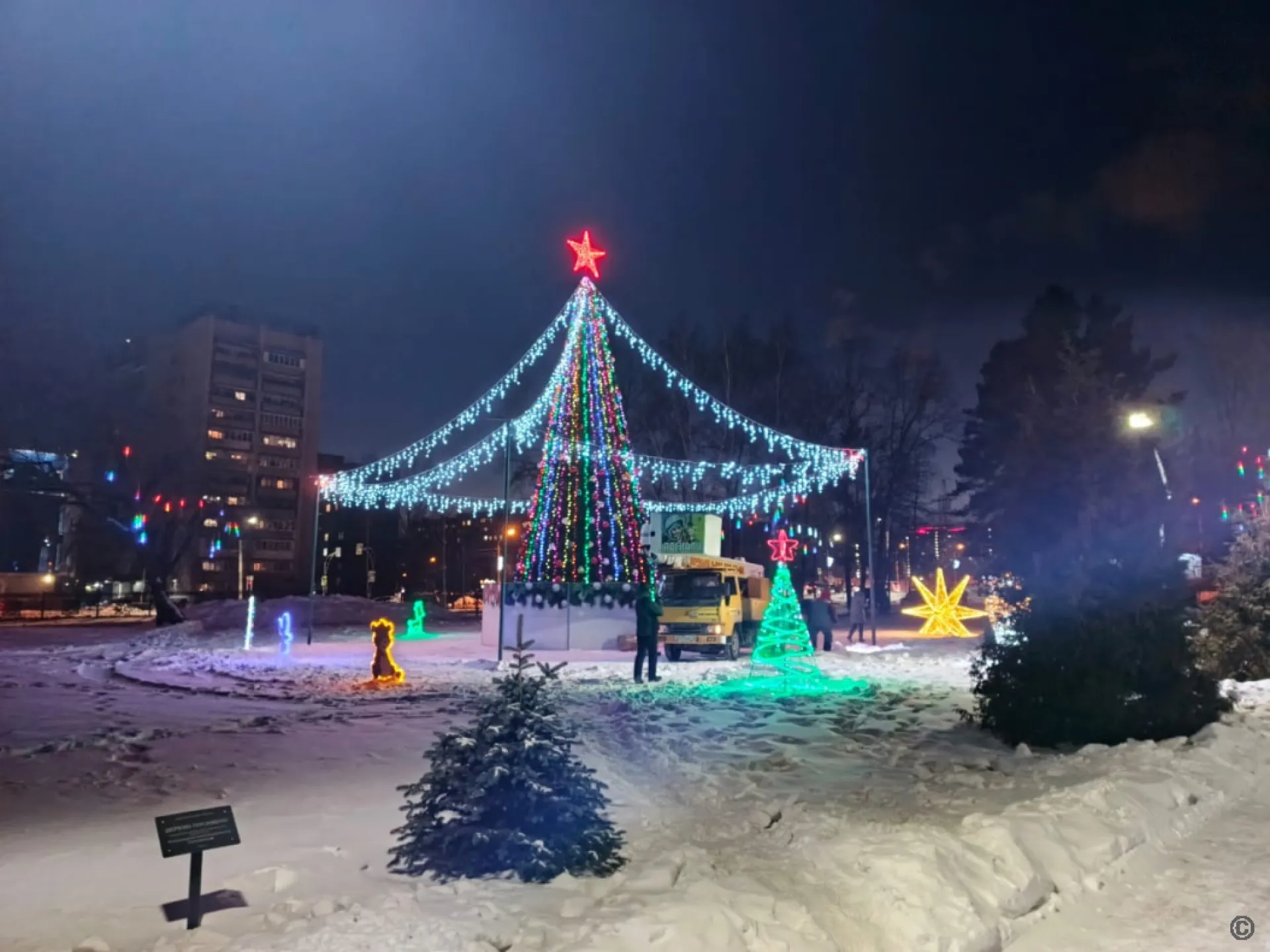 Новогодний городок обустроили в Парке спорта Алексея Смертина в Барнауле Новогодний городок обустроили в Парке спорта Алексея Смертина в Барнауле