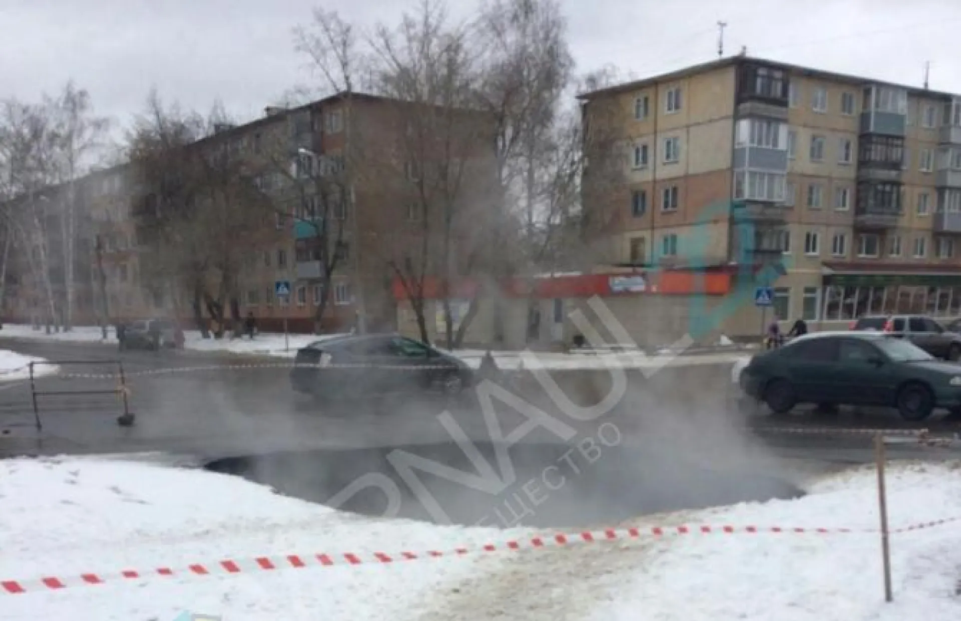 Огромная яма образовалась после провала асфальта на дороге в Барнауле