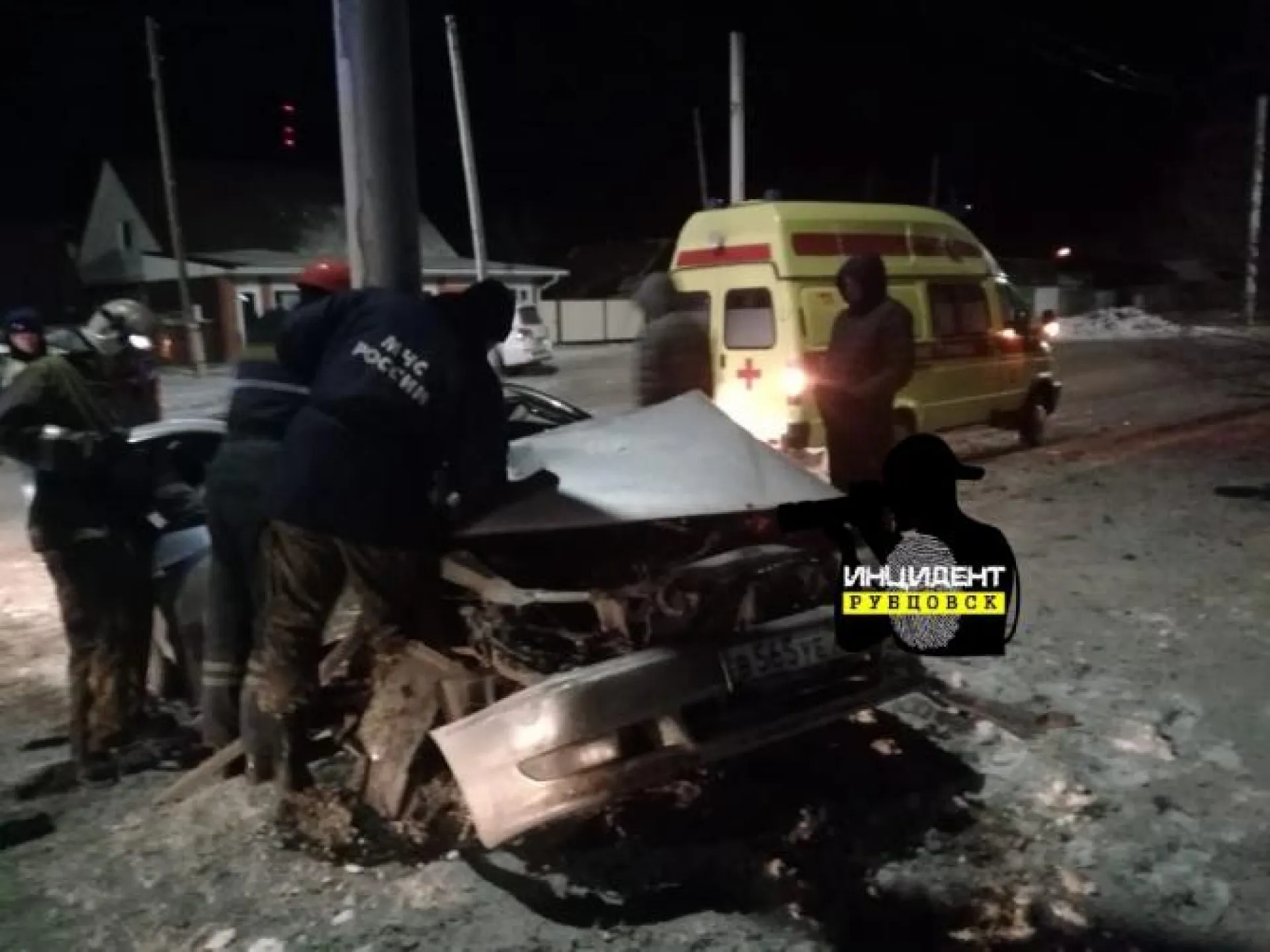 Водитель «обмотал» автомобиль вокруг столба ночью в Рубцовске Водитель «обмотал» автомобиль вокруг столба ночью в Рубцовске