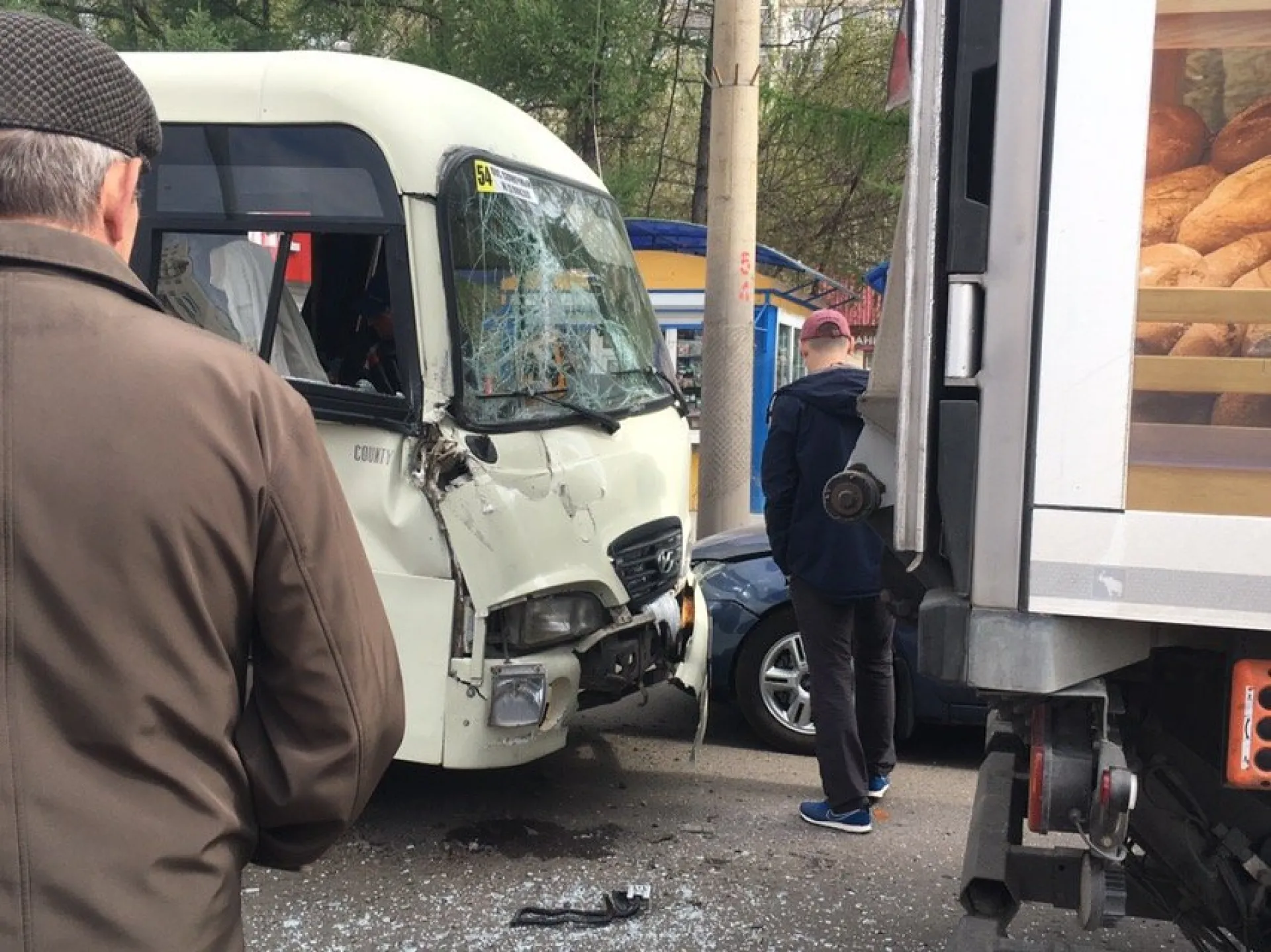 Маршрутка столкнулась с грузовиком в Барнауле Маршрутка столкнулась с грузовиком в Барнауле