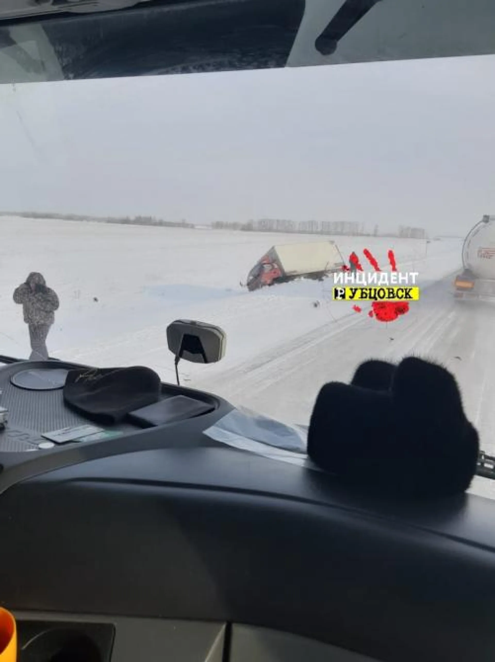 Грузовик слетел в кювет на трассе в Алтайском крае