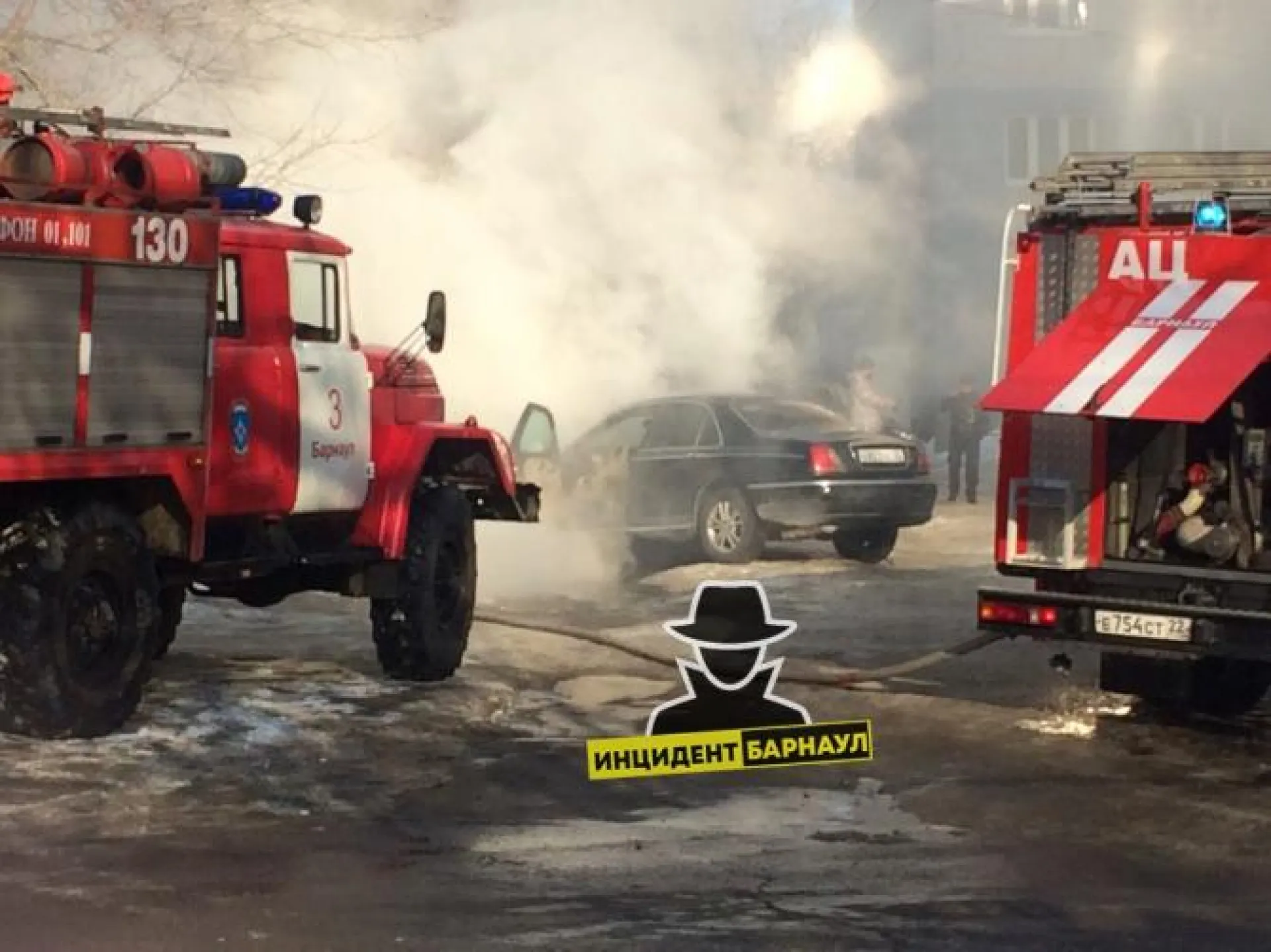 Иномарка загорелась на дороге в Барнауле