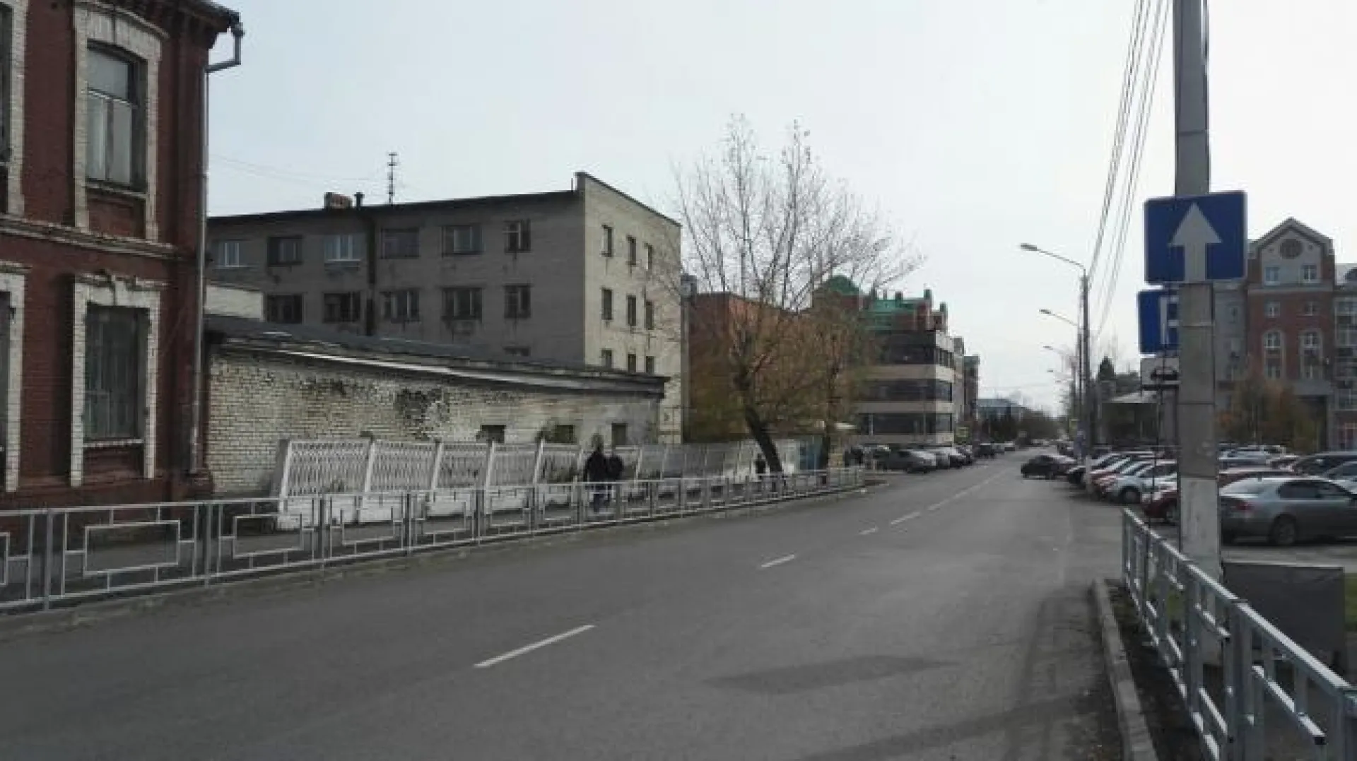 Бетонный забор может обрушиться на тротуар в центре Барнаула Бетонный забор может обрушиться на тротуар в центре Барнаула