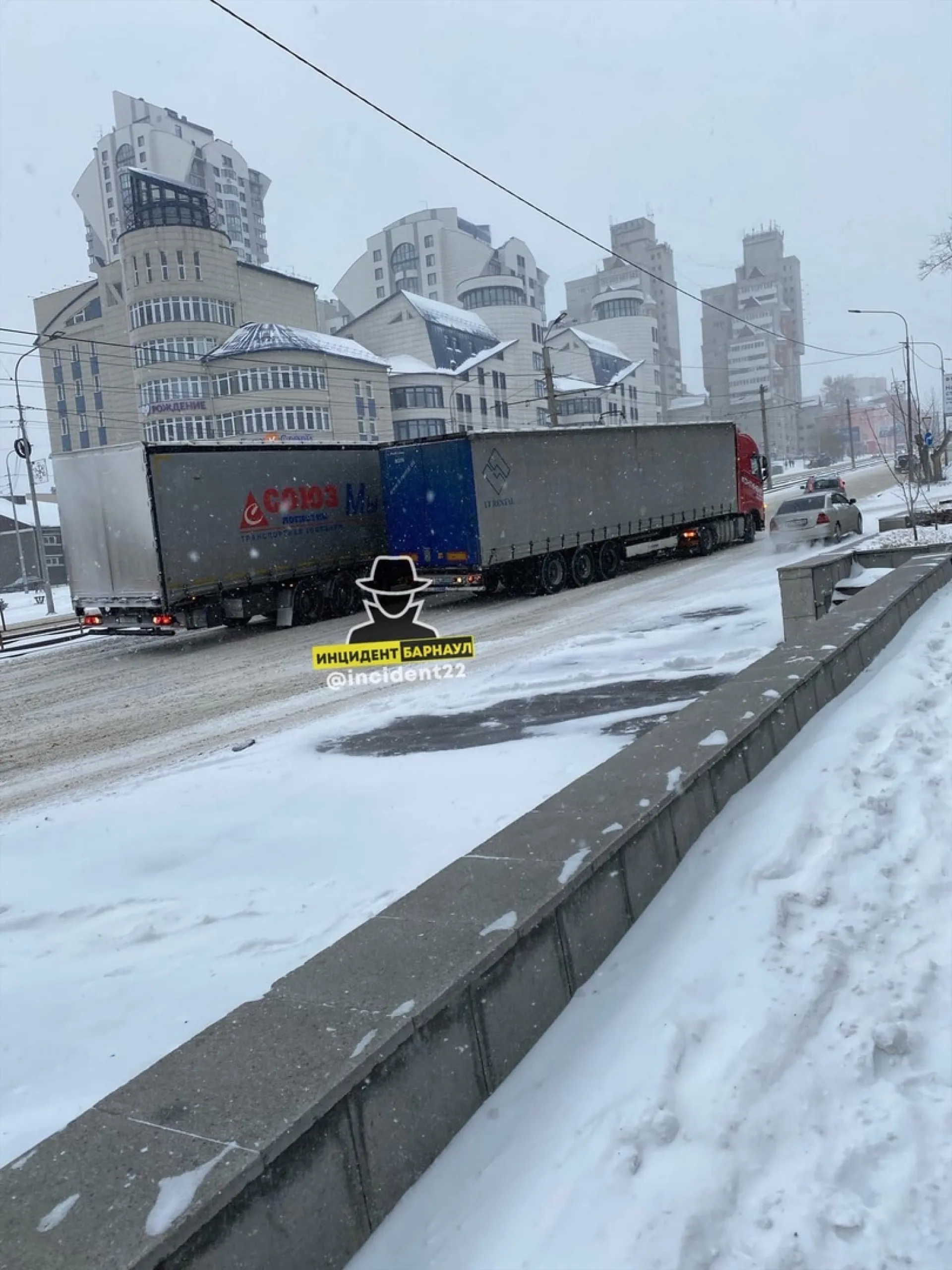 Две фуры заблокировали движение в центре Барнаула Две фуры заблокировали движение в центре Барнаула