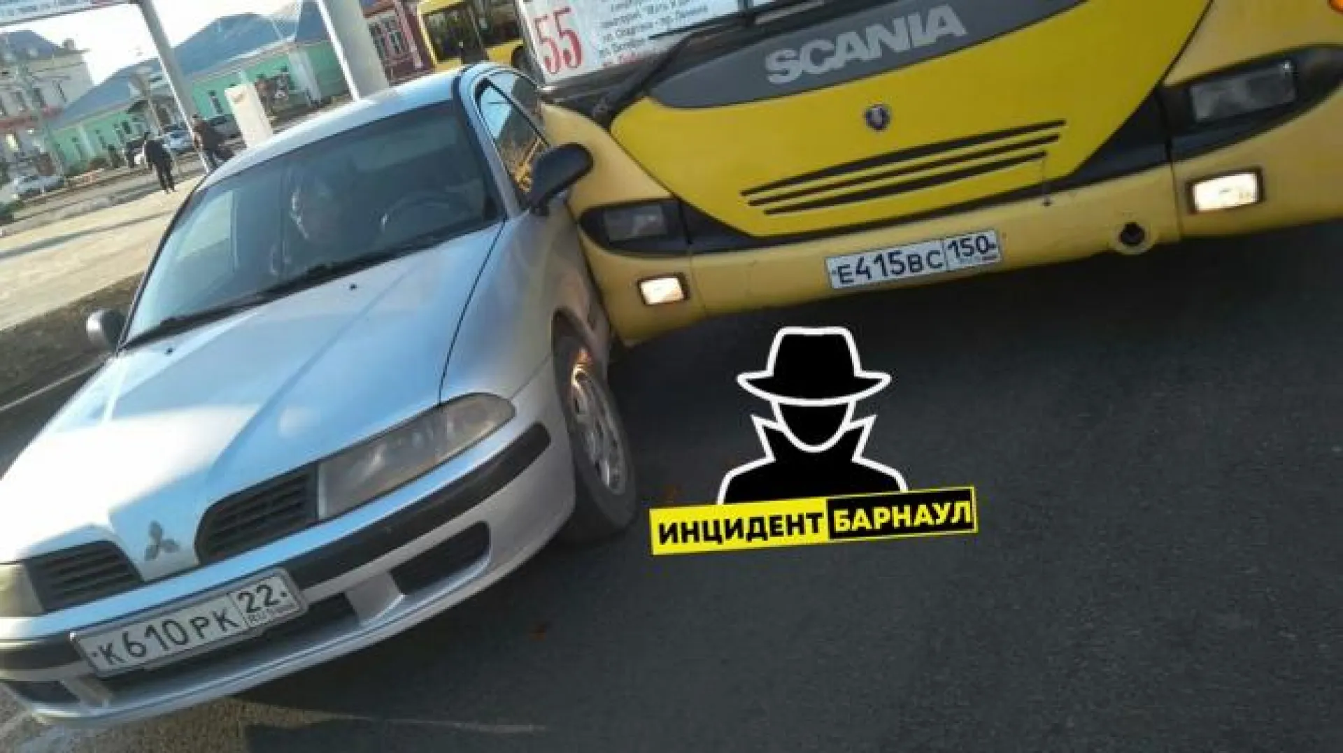 Пассажирский автобус столкнулся с иномаркой в Барнауле Пассажирский автобус столкнулся с иномаркой в Барнауле