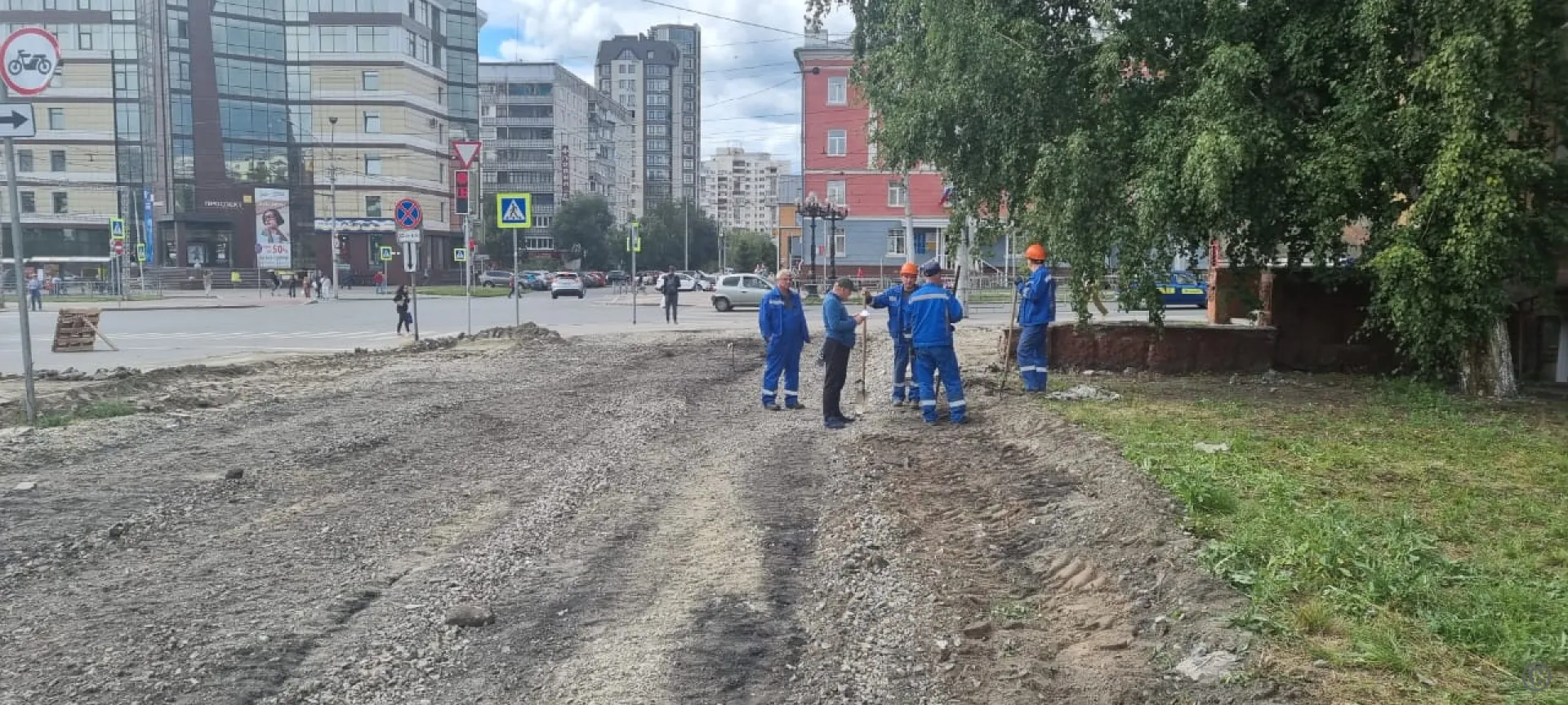 Сквер около медицинского университета начали благоустраивать в Барнауле