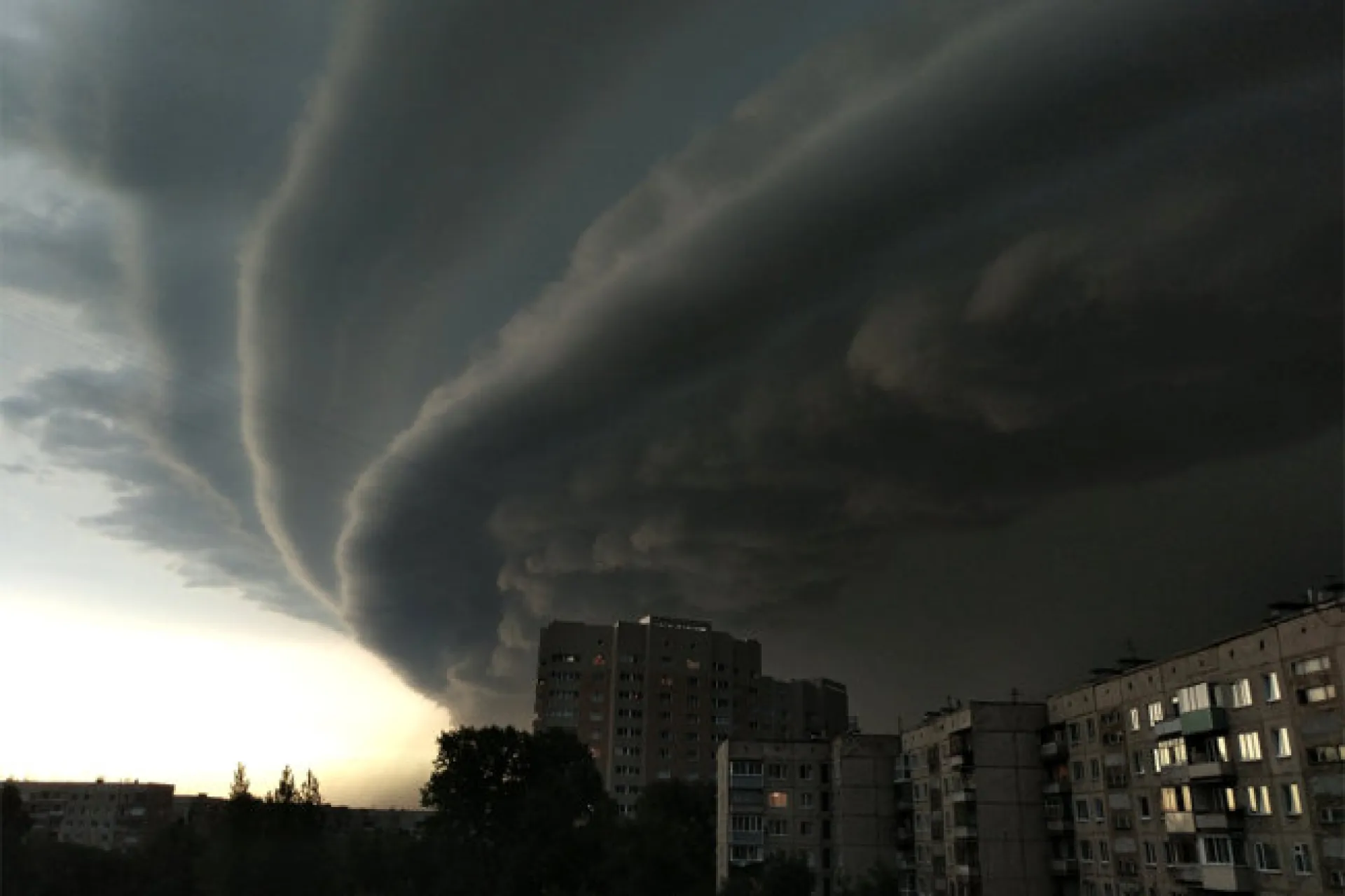 Рассказываем, как вести себя при сильном ветре 