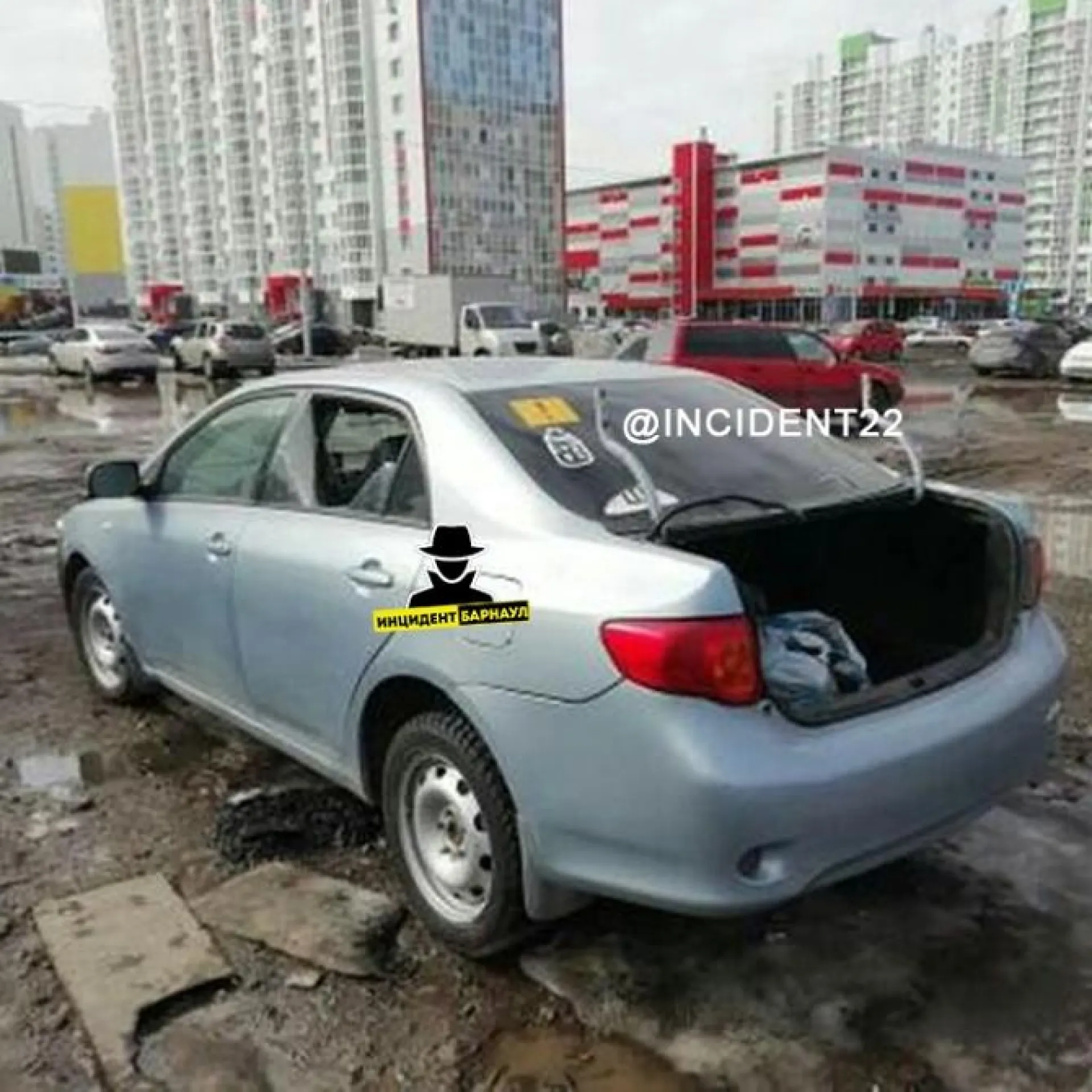 Неизвестные украли крышку багажника с автомобиля ночью в Барнауле