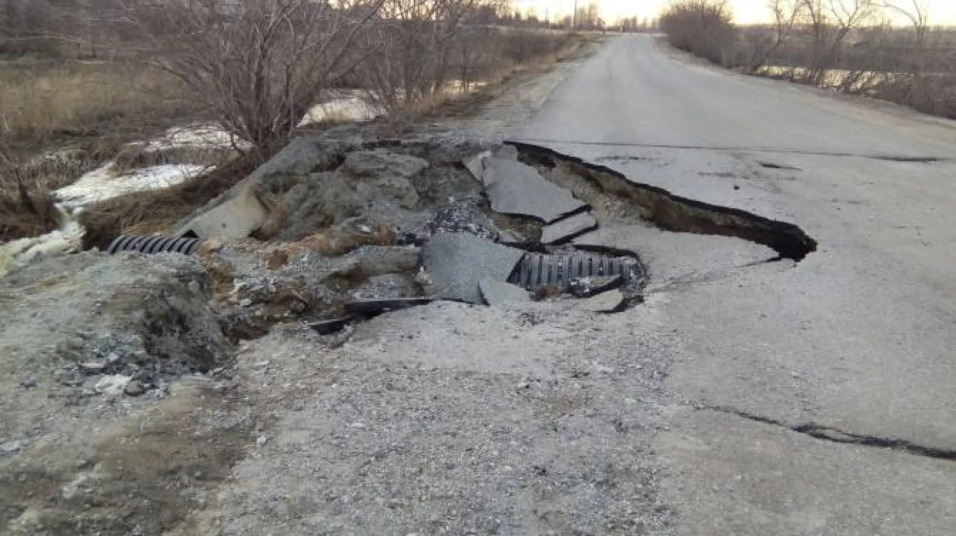 Обвал автодороги произошел в одном из поселков в пригороде Барнаула