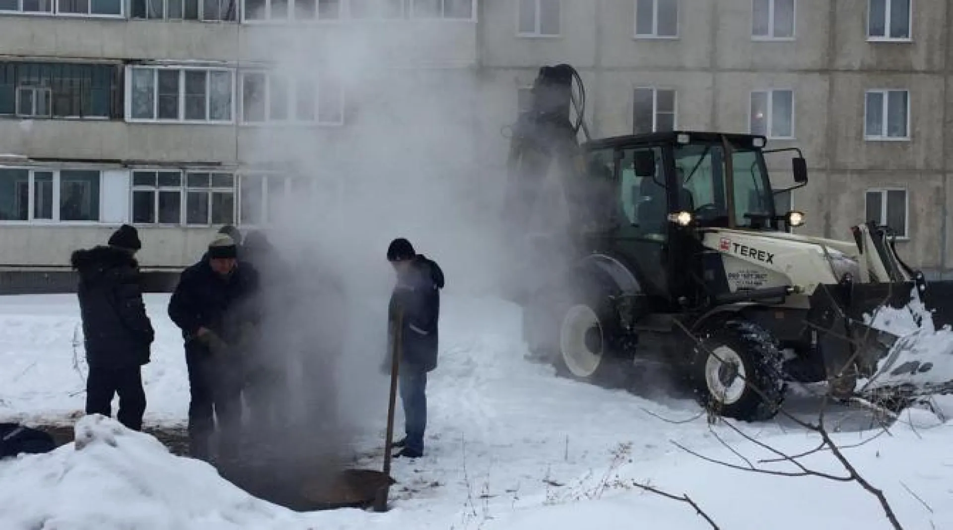 Коммунальную аварию устраняют в барнаульском посёлке Южный