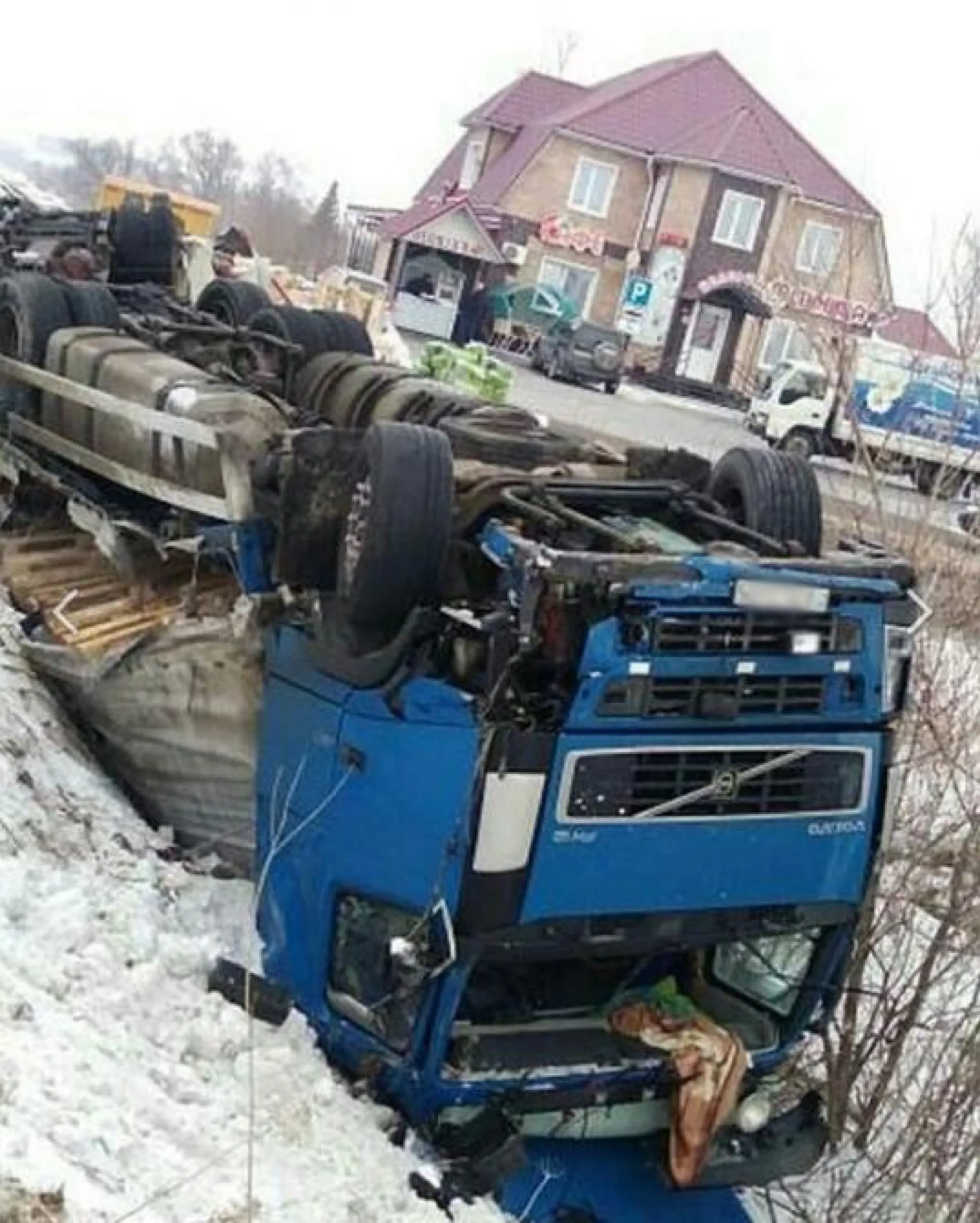 Гружёная фура перевернулась в Алтайском крае 