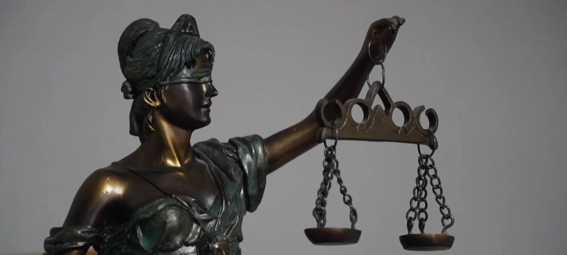 Сотрудницу полиции Алтайского края обвинили в торговле детьми 