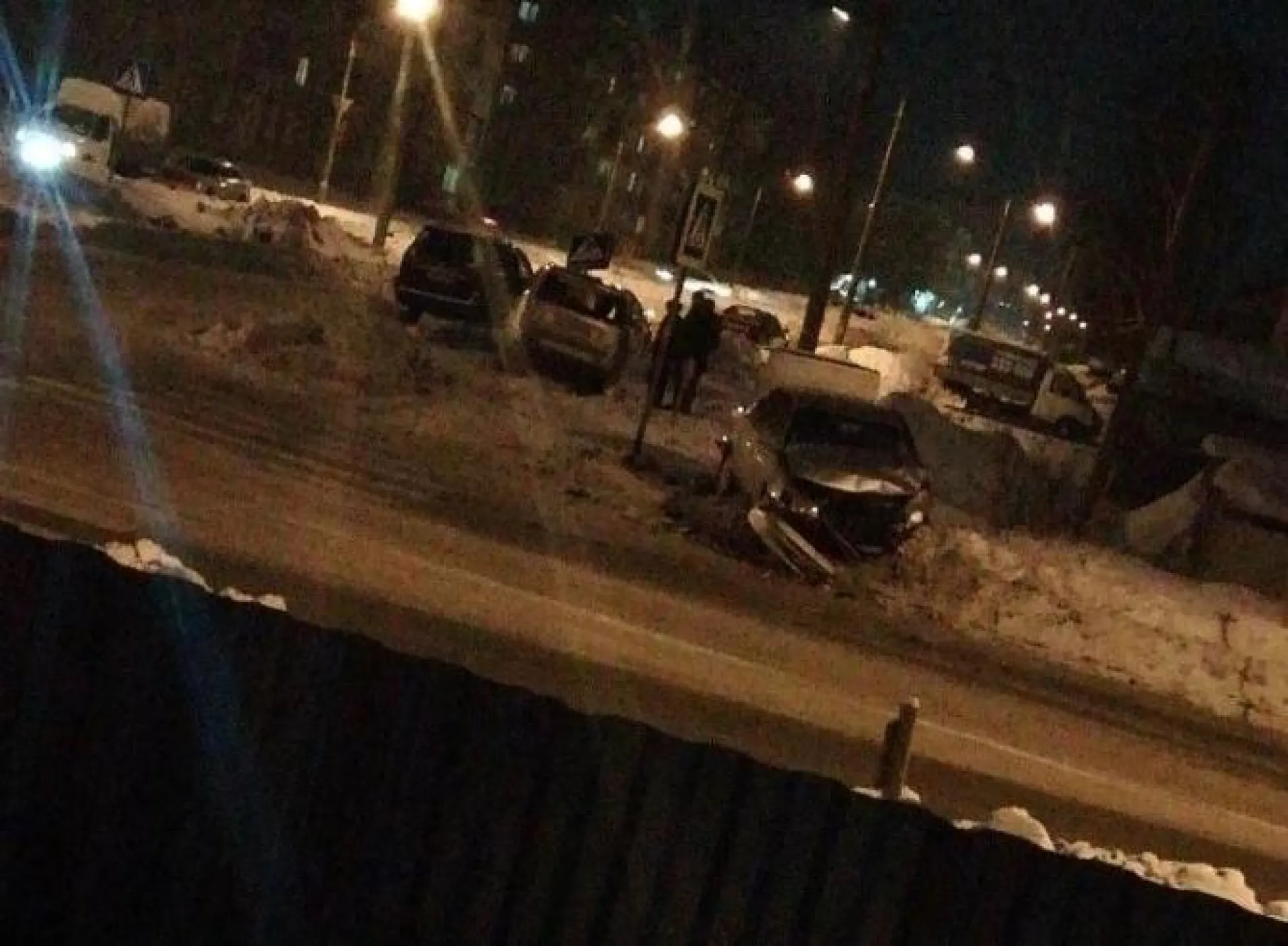 Фото: иномарка снесла дорожный знак в Барнауле