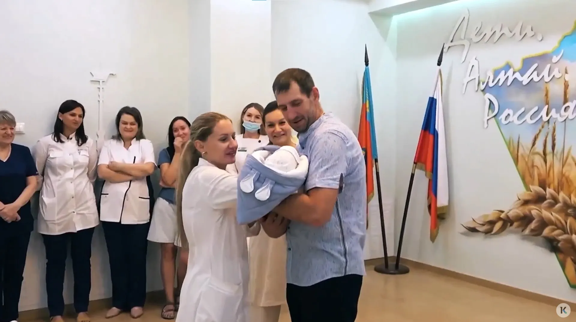 Благодаря помощи многодетной мамы в Алтайском крае родилось более ста детей