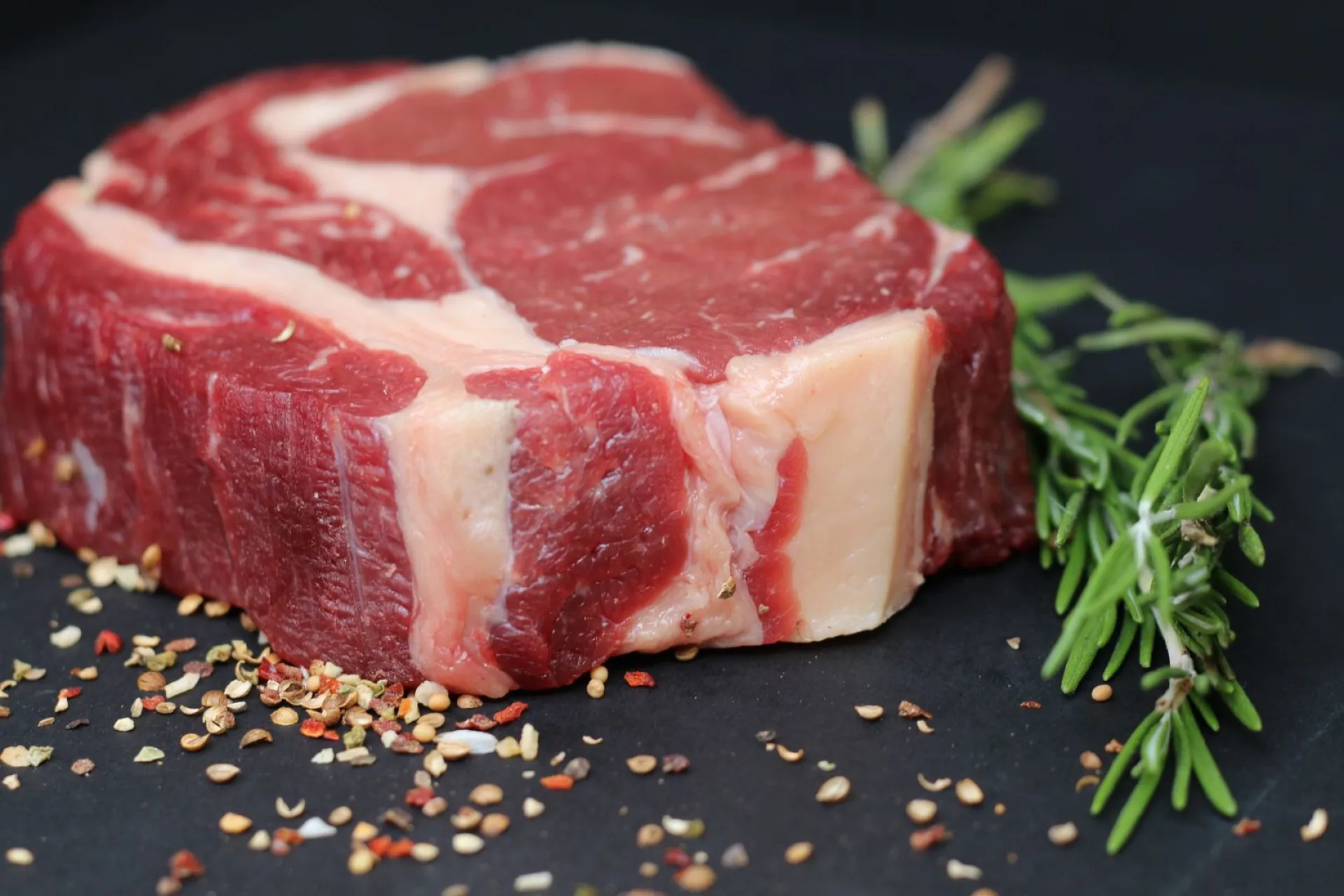 АКЗС: запрет на продажу «домашнего» мяса откладывали семь лет