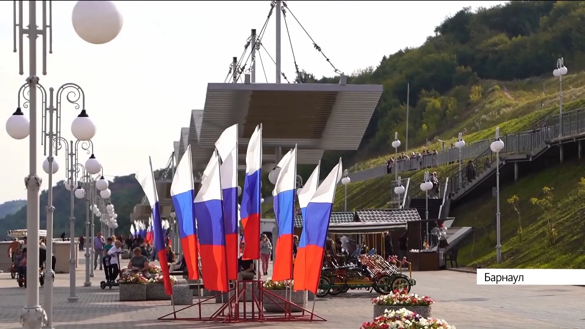 Флешмоб в честь Дня российского флага провели на набережной Барнаула Флешмоб в честь Дня российского флага провели на набережной Барнаула