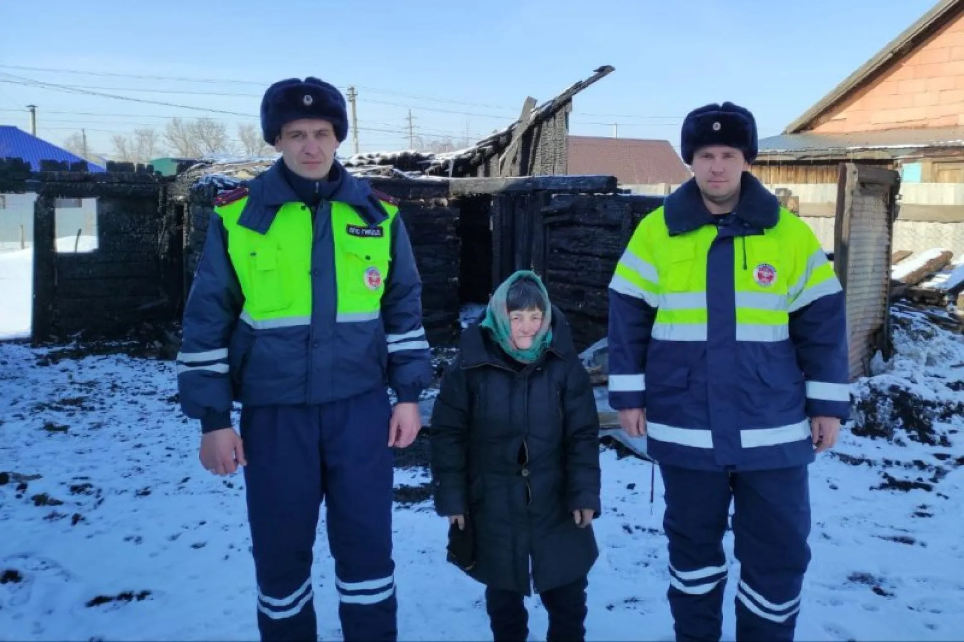 Полицейские спасли пенсионерку из горящего дома в Топчихинском районе