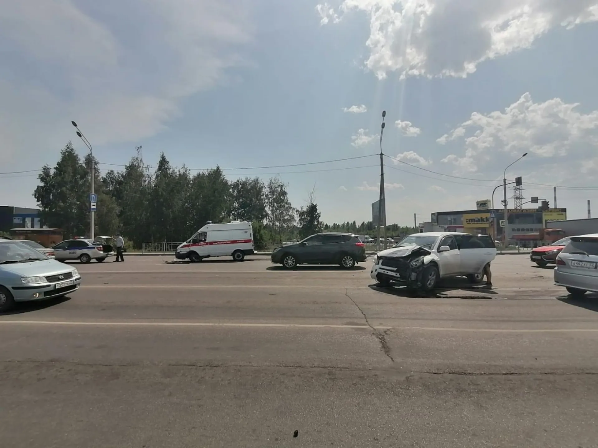 Автомобиль скорой помощи столкнулся с легковушкой в Барнауле Автомобиль скорой помощи столкнулся с легковушкой в Барнауле