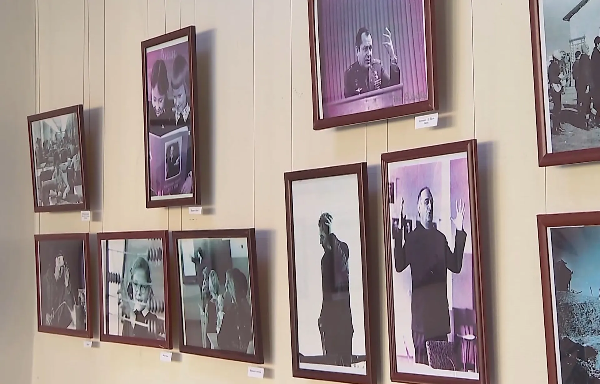 «Я увидел и передал вам это». Уникальную выставку 90-летнего фотографа-любителя открыли в Барнауле