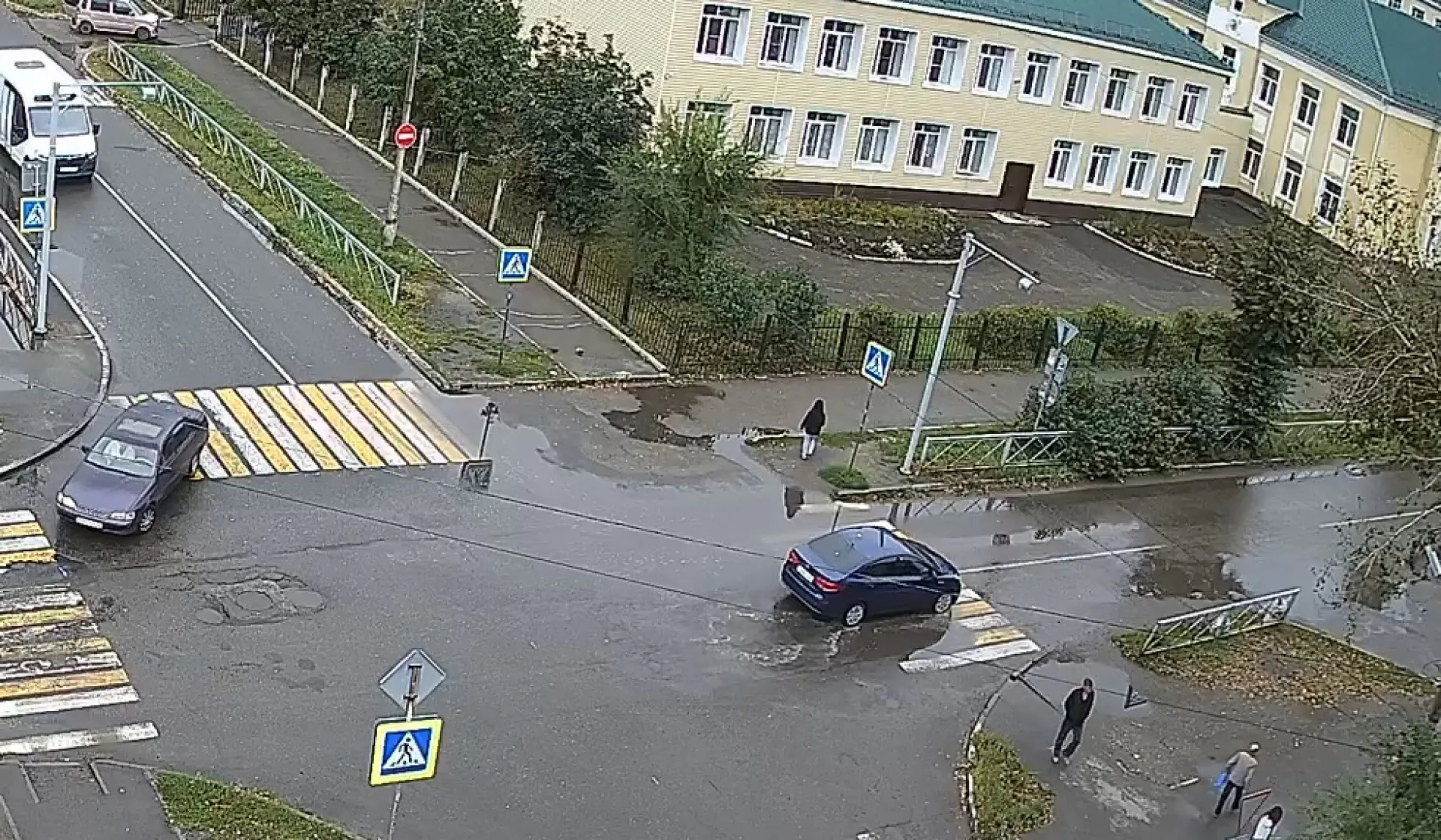 Светофоры начали устанавливать возле бийских школ Светофоры начали устанавливать возле бийских школ
