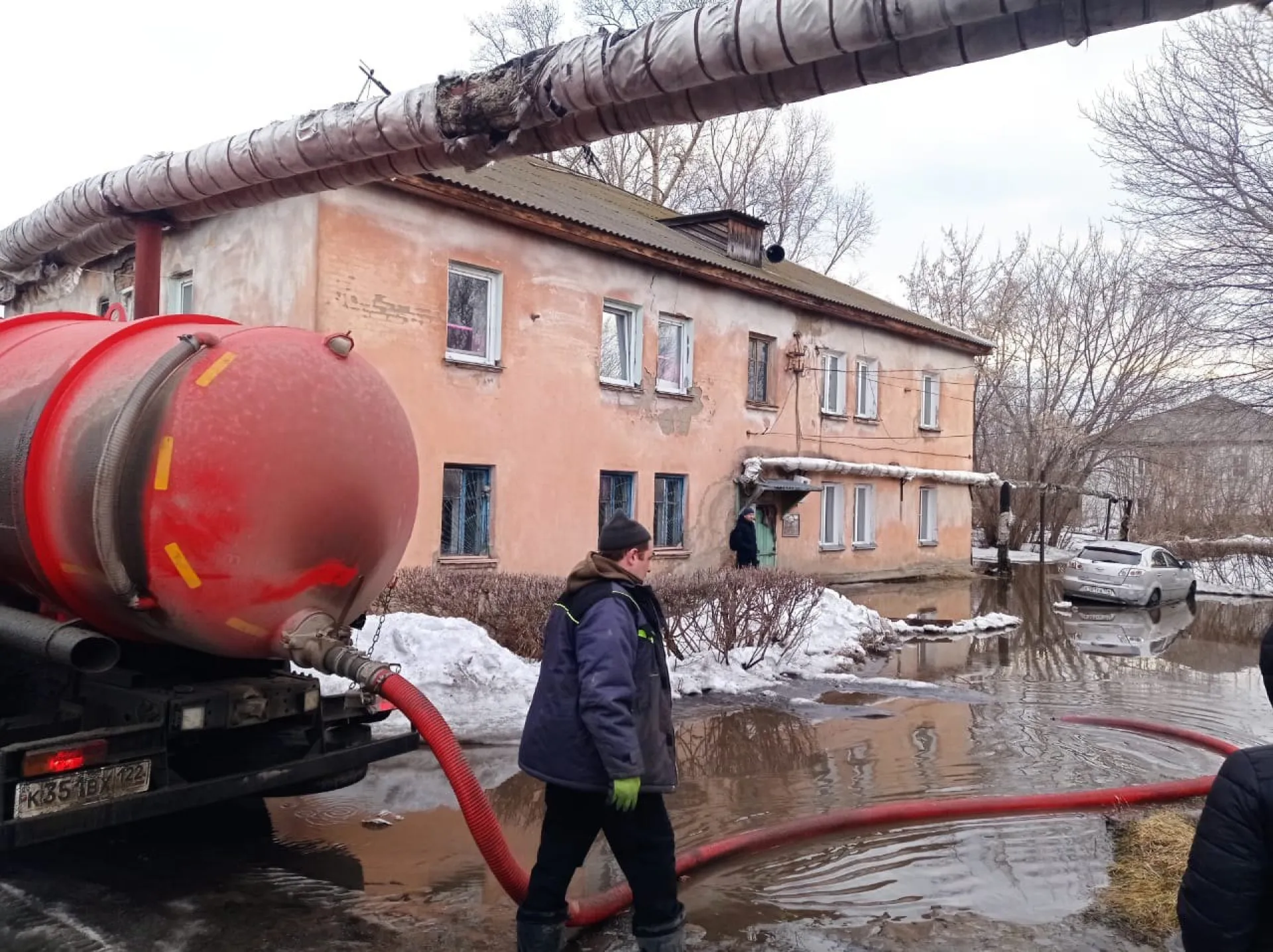 Коммунальные службы продолжают откачивать воду на улицах Бийска 