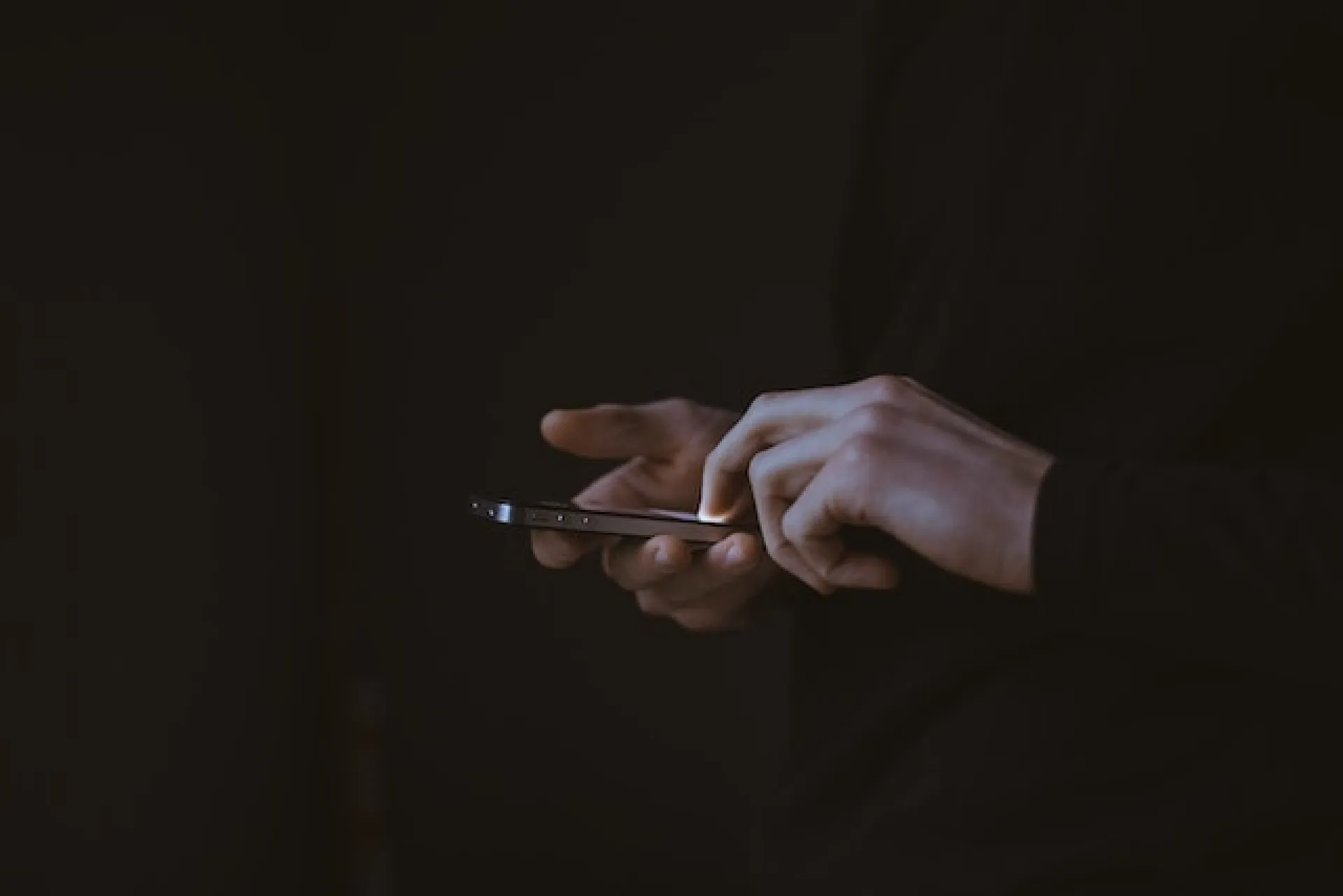 Почти все дети в России используют смартфоны ночью