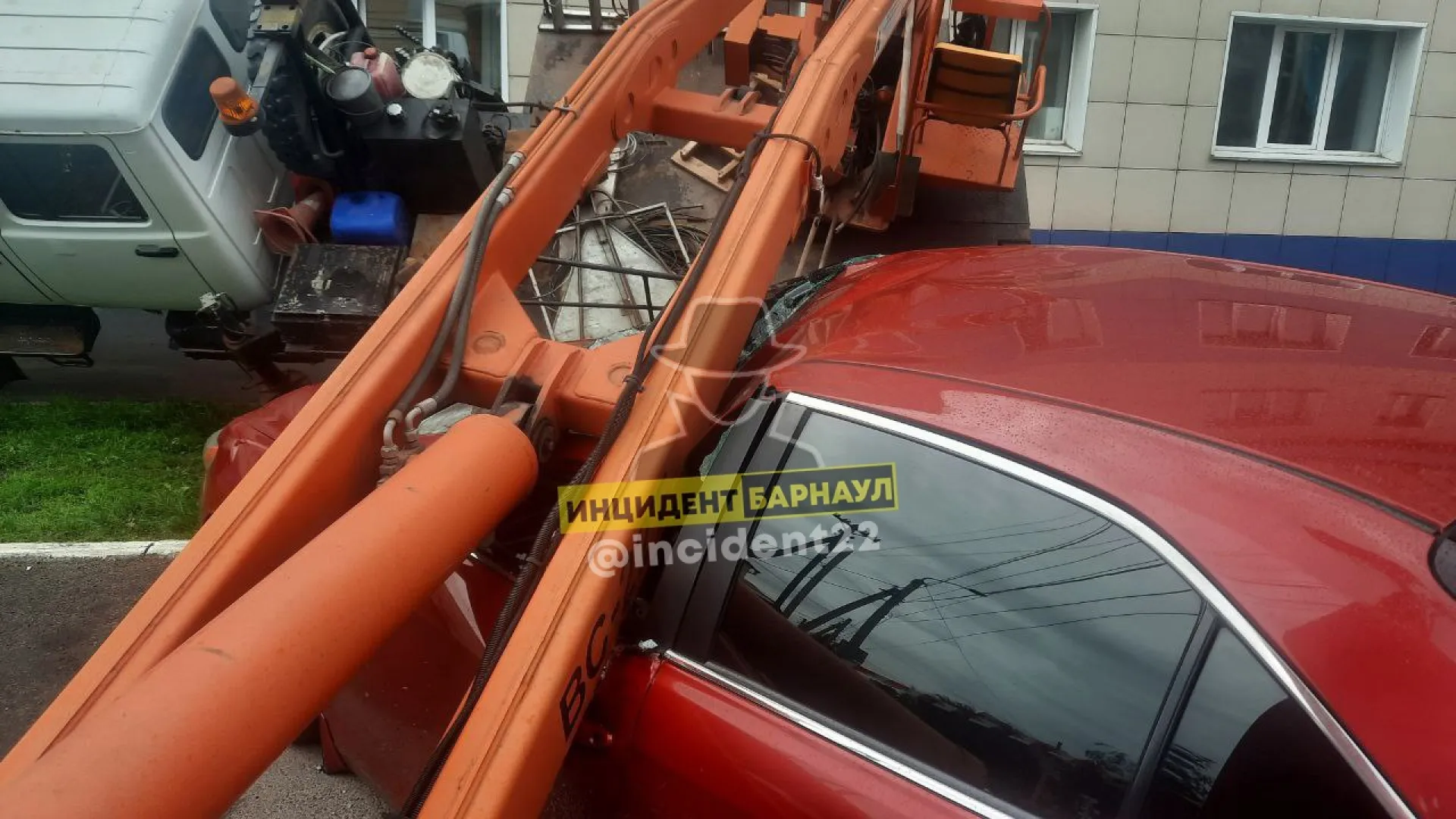Автовышка рухнула на машину в Барнауле Автовышка рухнула на машину в Барнауле