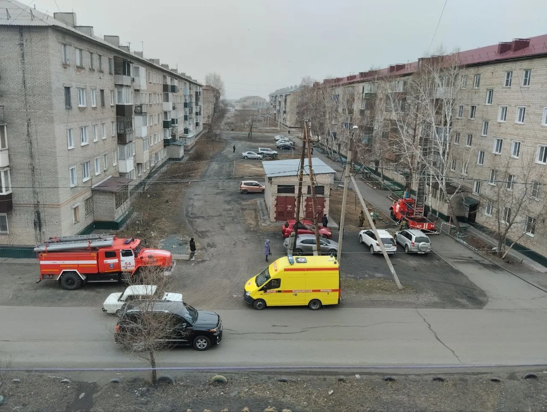 Спасатели из Камня-на-Оби залезли на четвертый этаж дома для спасения пожилой женщины