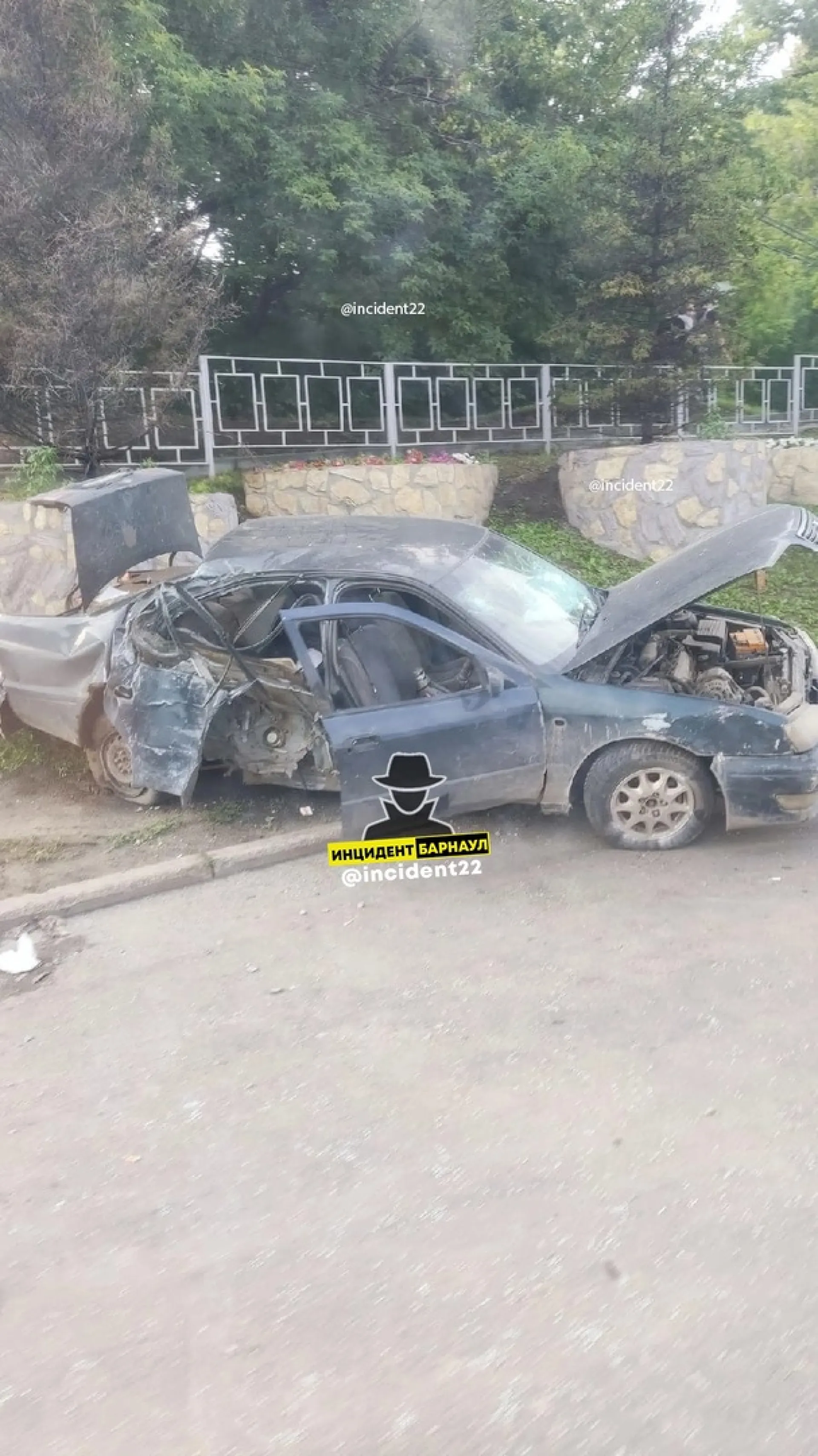 Автомобиль врезался в столб в Барнауле