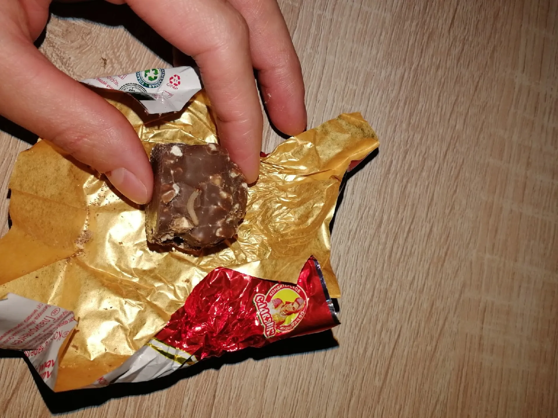 Жительница Барнаула купила на день рождения конфеты с начинкой из червей