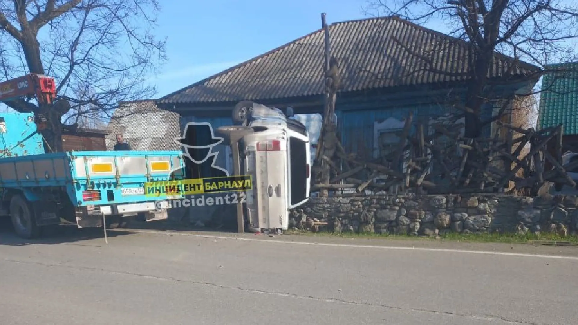 Автомобиль перевернулся и врезался в дом в алтайском селе