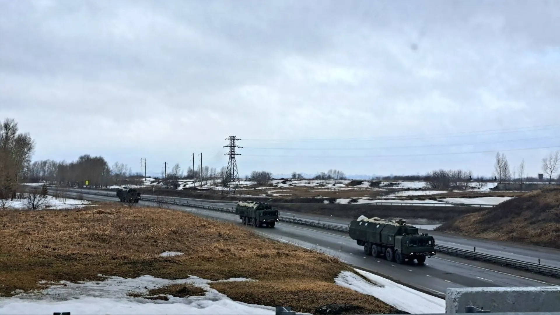 Участок трассы перекрыли в Алтайском крае из-за движения военных колонн Участок трассы перекрыли в Алтайском крае из-за движения военных колонн
