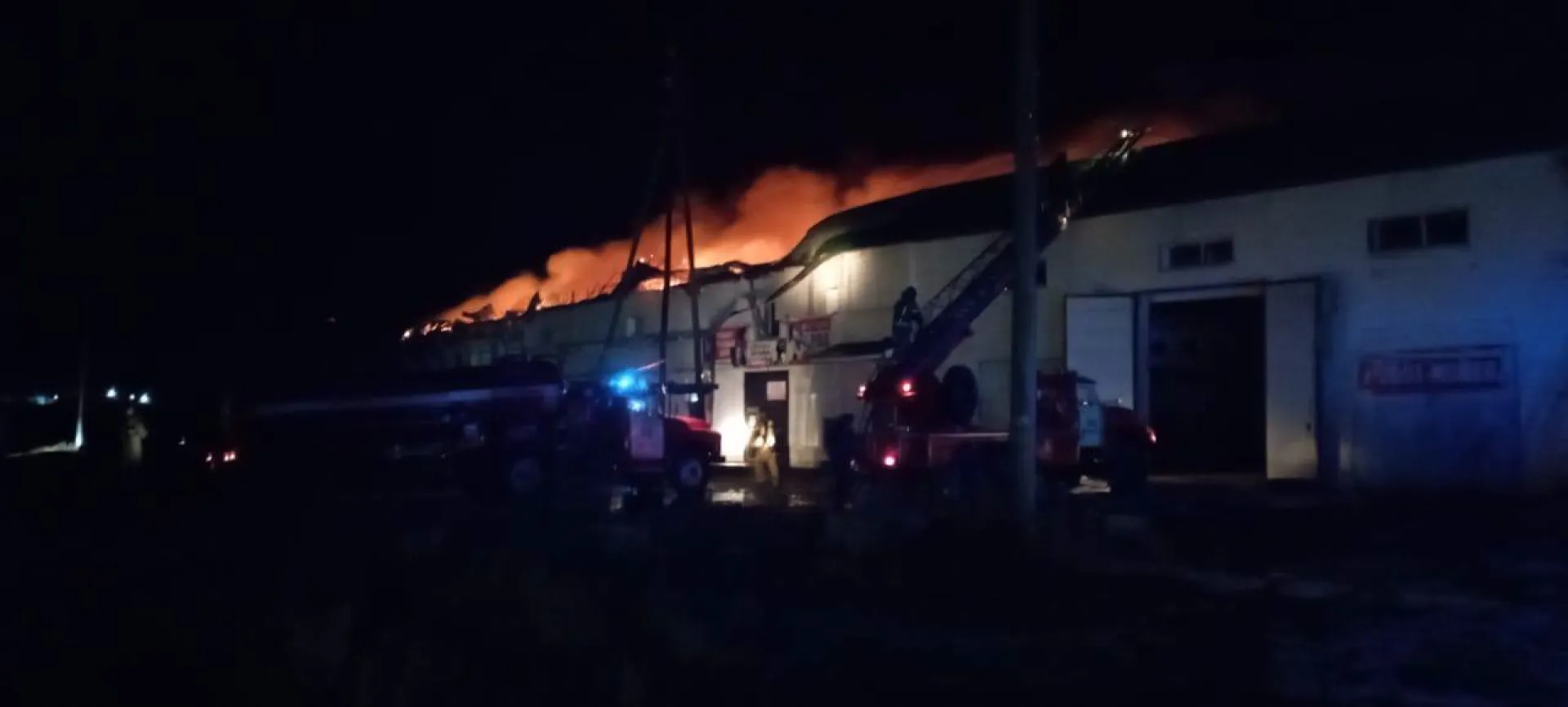 Пожарные потушили здание СТО в Камне-на-Оби Пожарные потушили здание СТО в Камне-на-Оби