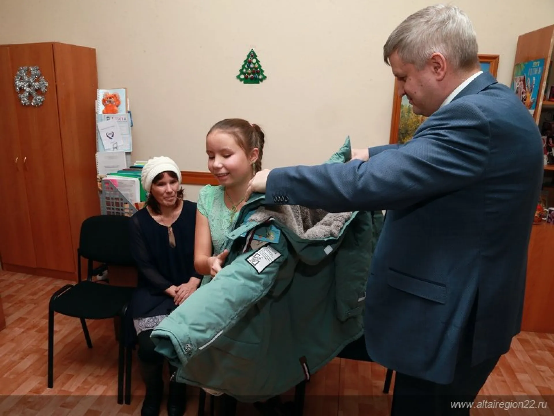Губернатор Алтайского края исполнил новогоднее желание девочки из многодетной семьи