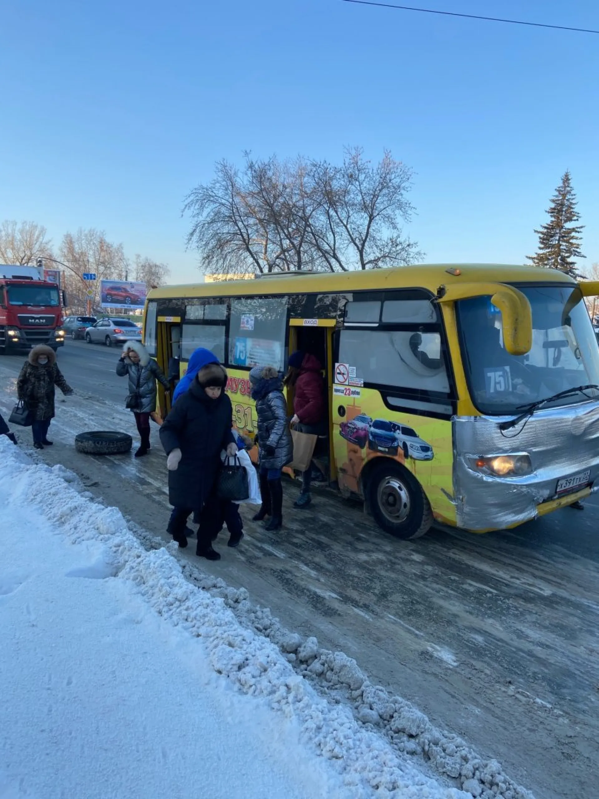 Колесо отвалилось у маршрутки в Барнауле Колесо отвалилось у маршрутки в Барнауле