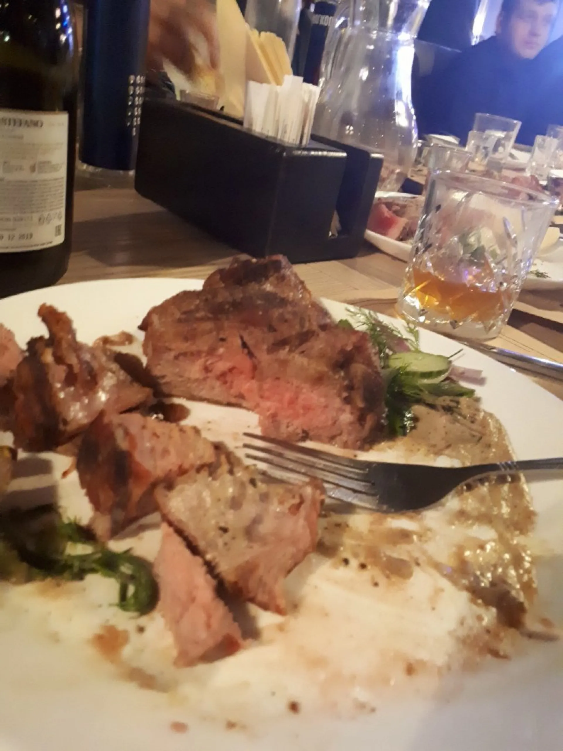 Сырое мясо и один салат на четверых: девушке не понравился корпоратив в барнаульском ресторане