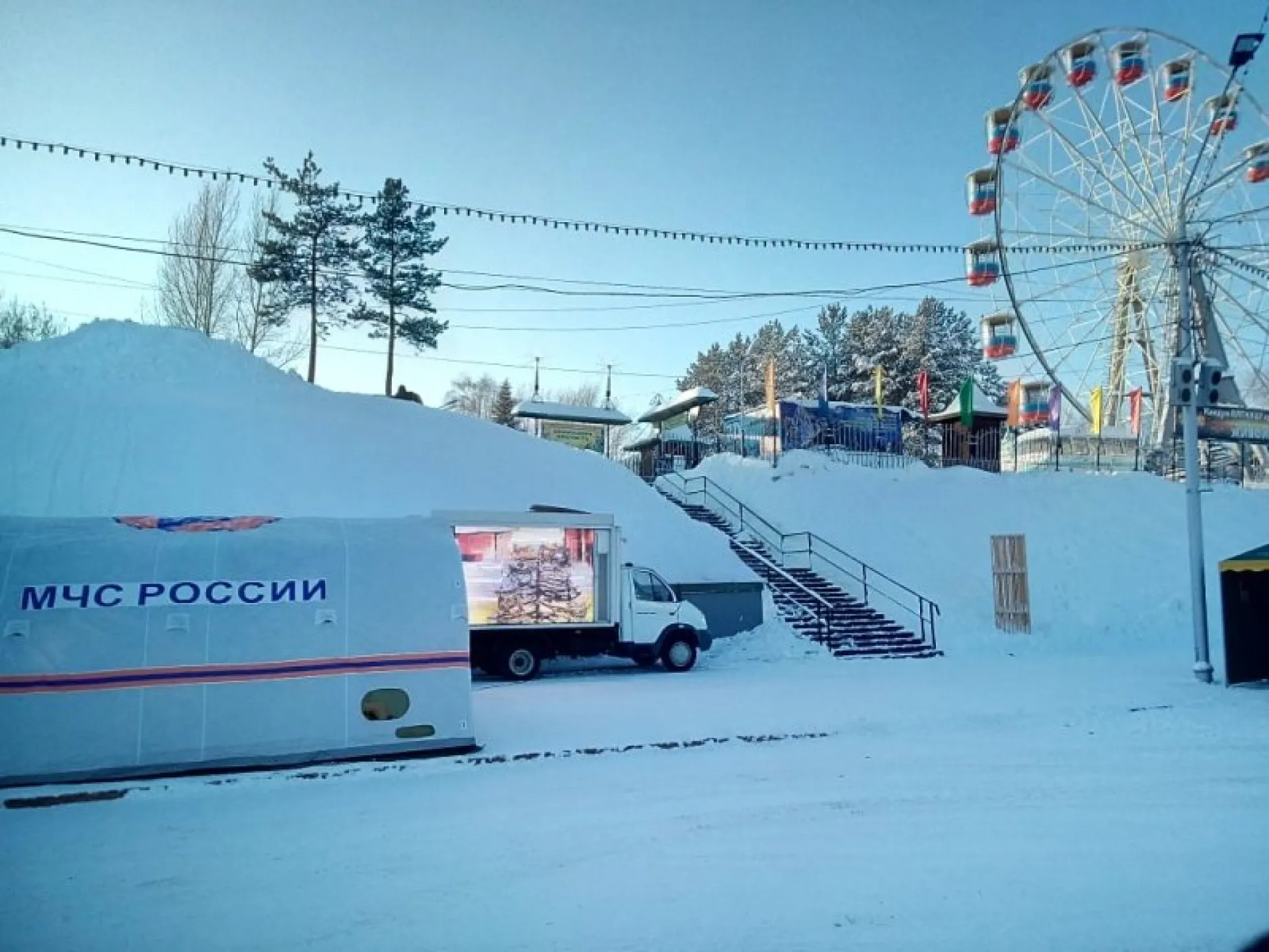 Пункт обогрева открыло МЧС на площади Сахарова в Барнауле Пункт обогрева открыло МЧС на площади Сахарова в Барнауле